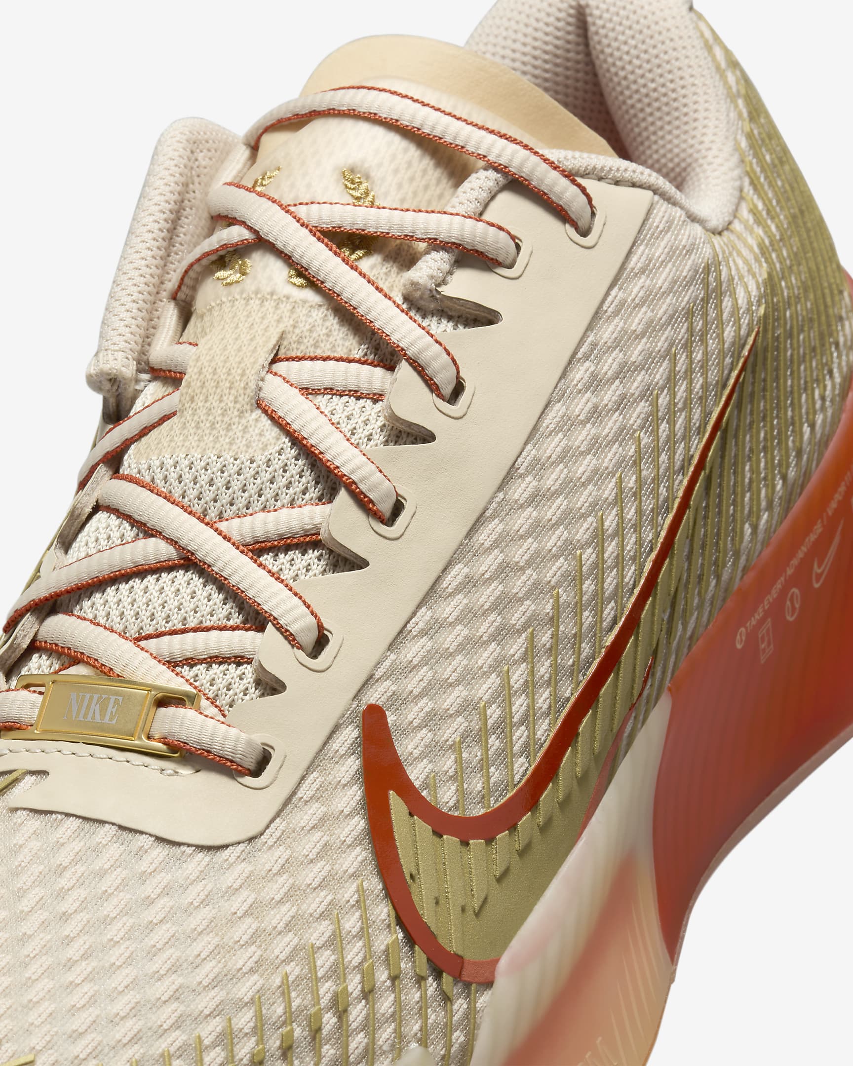 NikeCourt Air Zoom Vapor 11 Premium Damen-Tennisschuh für Clay Courts - Sanddrift/Rust Factor/Gum Medium Brown/Metallic Gold