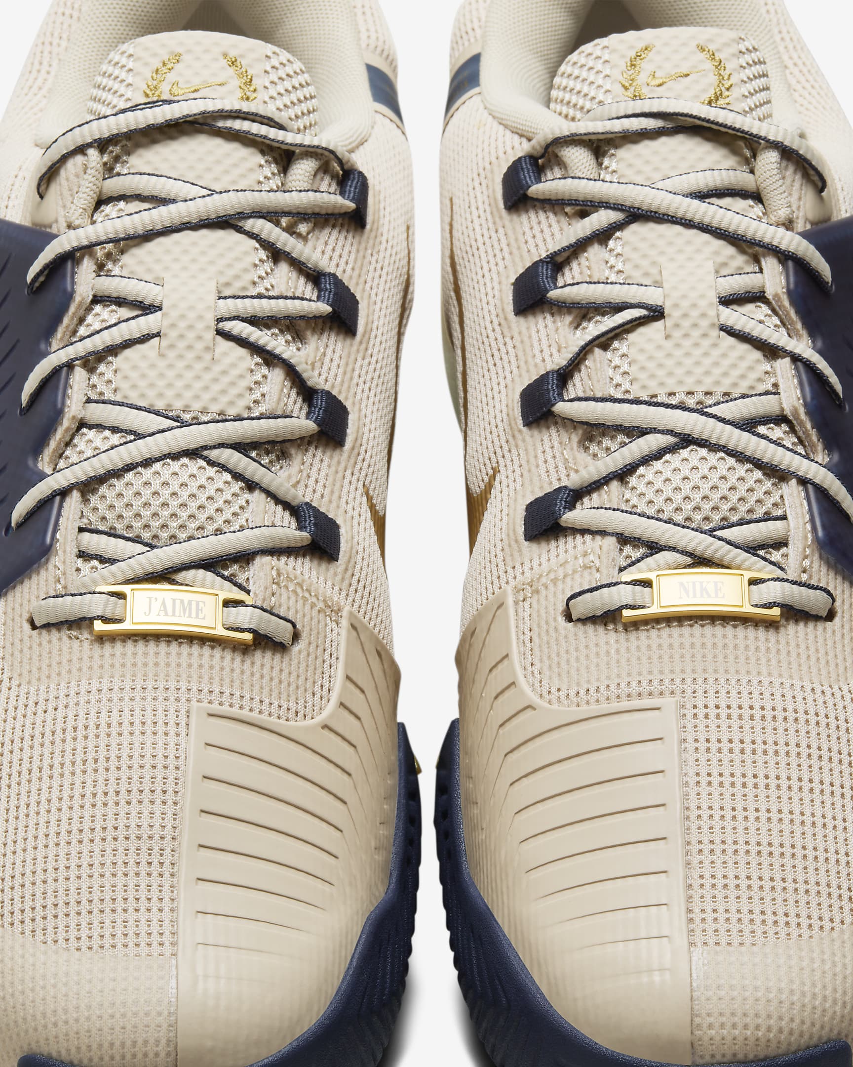 Nike GP Challenge 1 Premium hardcourt tennisschoenen voor heren - Sanddrift/Thunder Blue/Gum Medium Brown/Metallic Gold