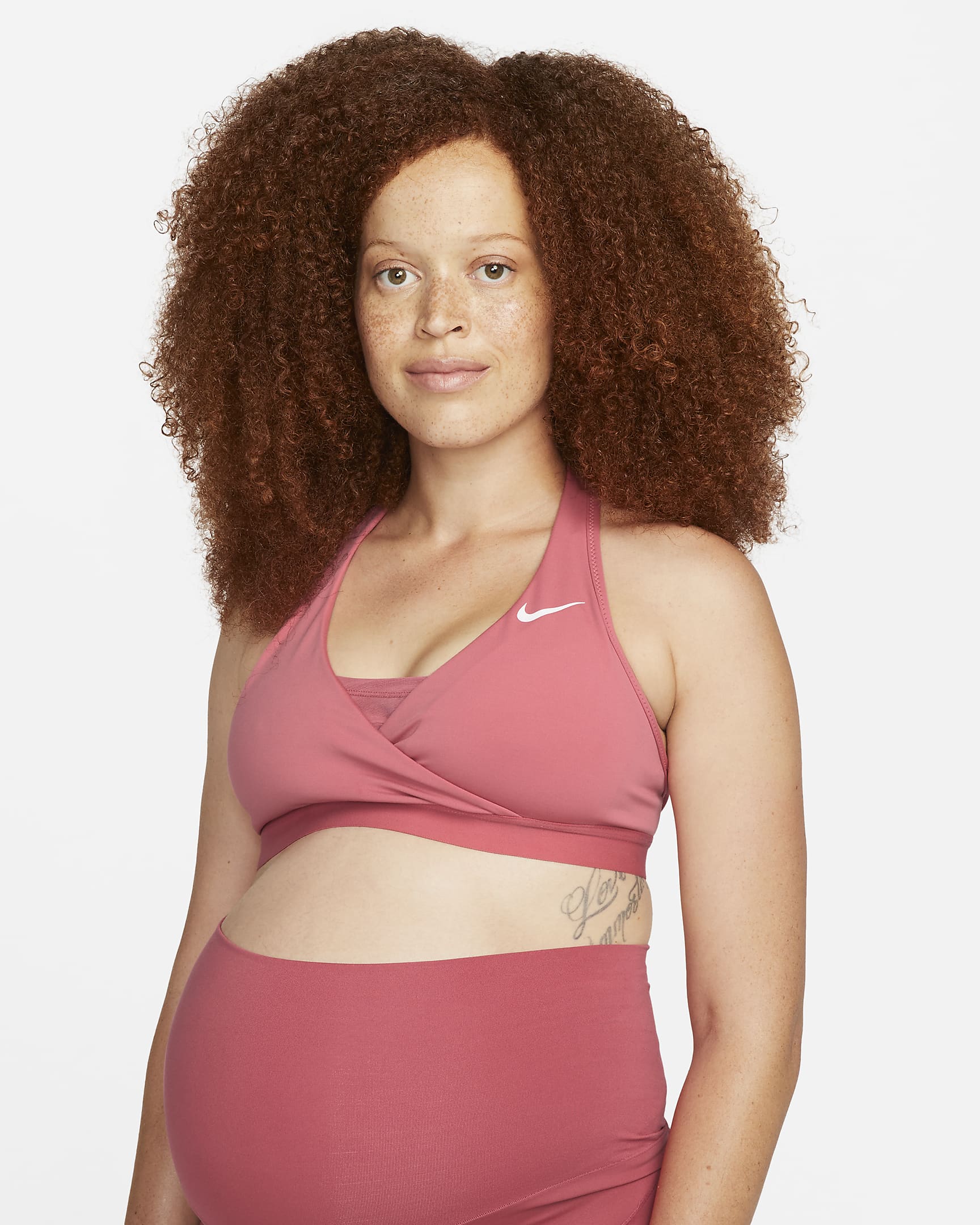 Bra deportivo con almohadillas de media sujeción para mujer Nike Swoosh (M) (maternidad) - Rosa arcaico/Rosa arcaico/Blanco