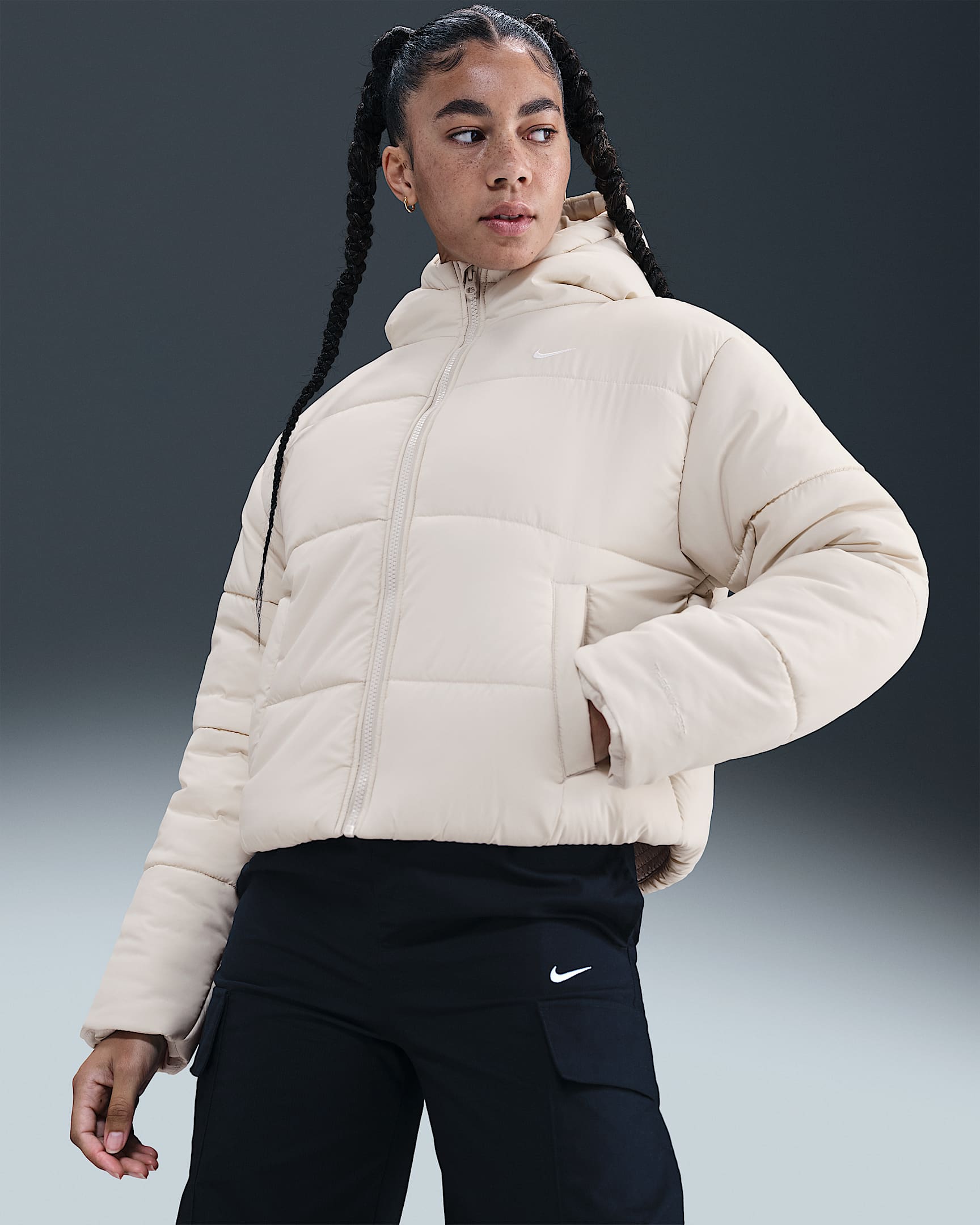 Nike Sportswear Classic Puffer Therma-FIT ruimvallend damesjack met capuchon - Light Bone/Wit