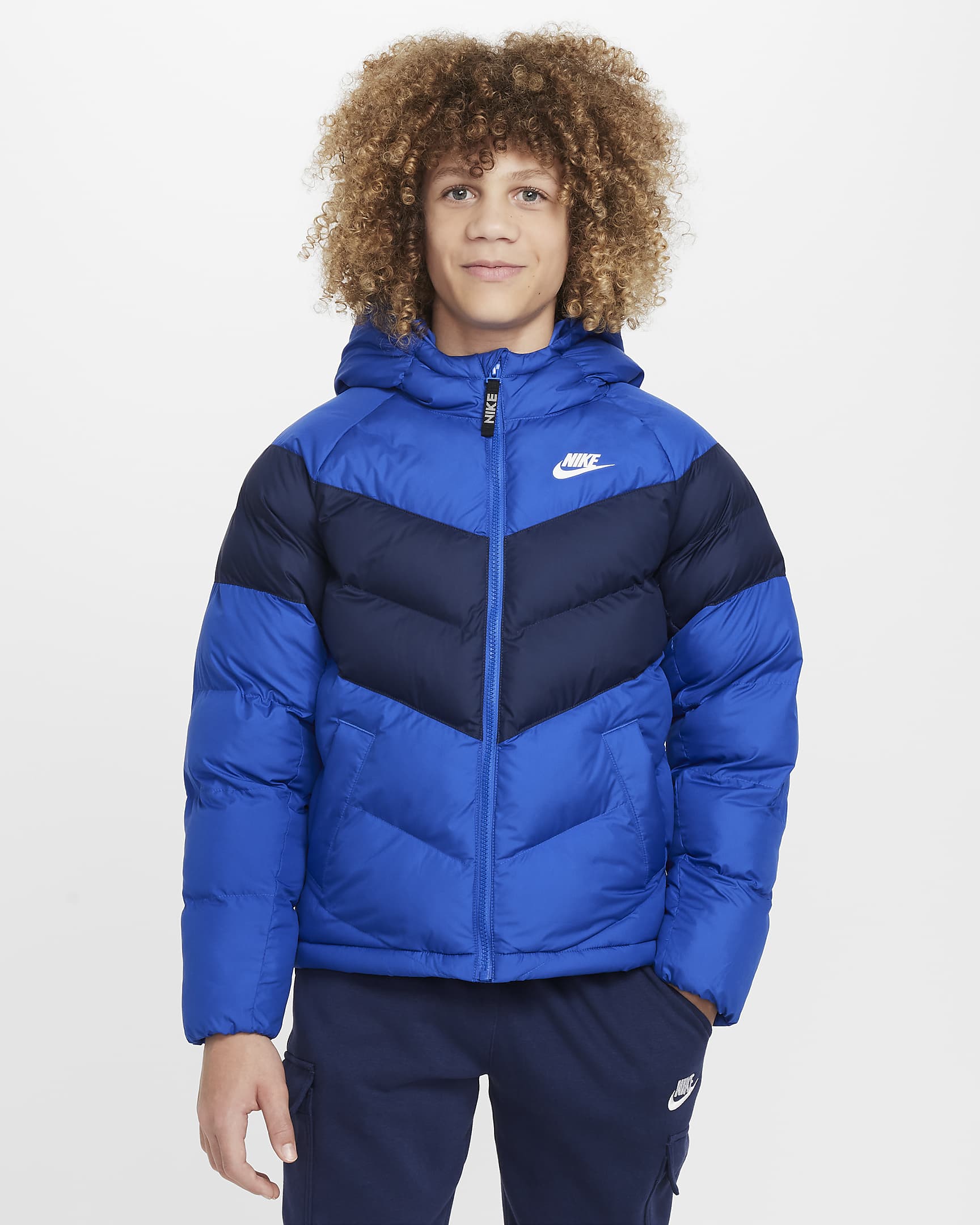 Nike Sportswear szintetikus töltésű kapucnis kabát nagyobb gyerekeknek - Game Royal/Midnight Navy/Fehér