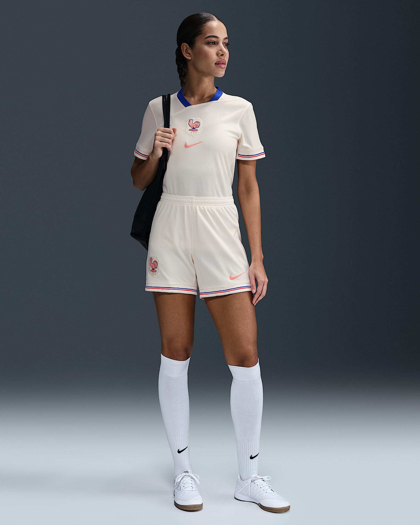 FFF 2025/26 Stadyum Deplasman Nike Dri-FIT Kadın Futbol Taraftar Şortu - Pale Ivory/Light Madder Root