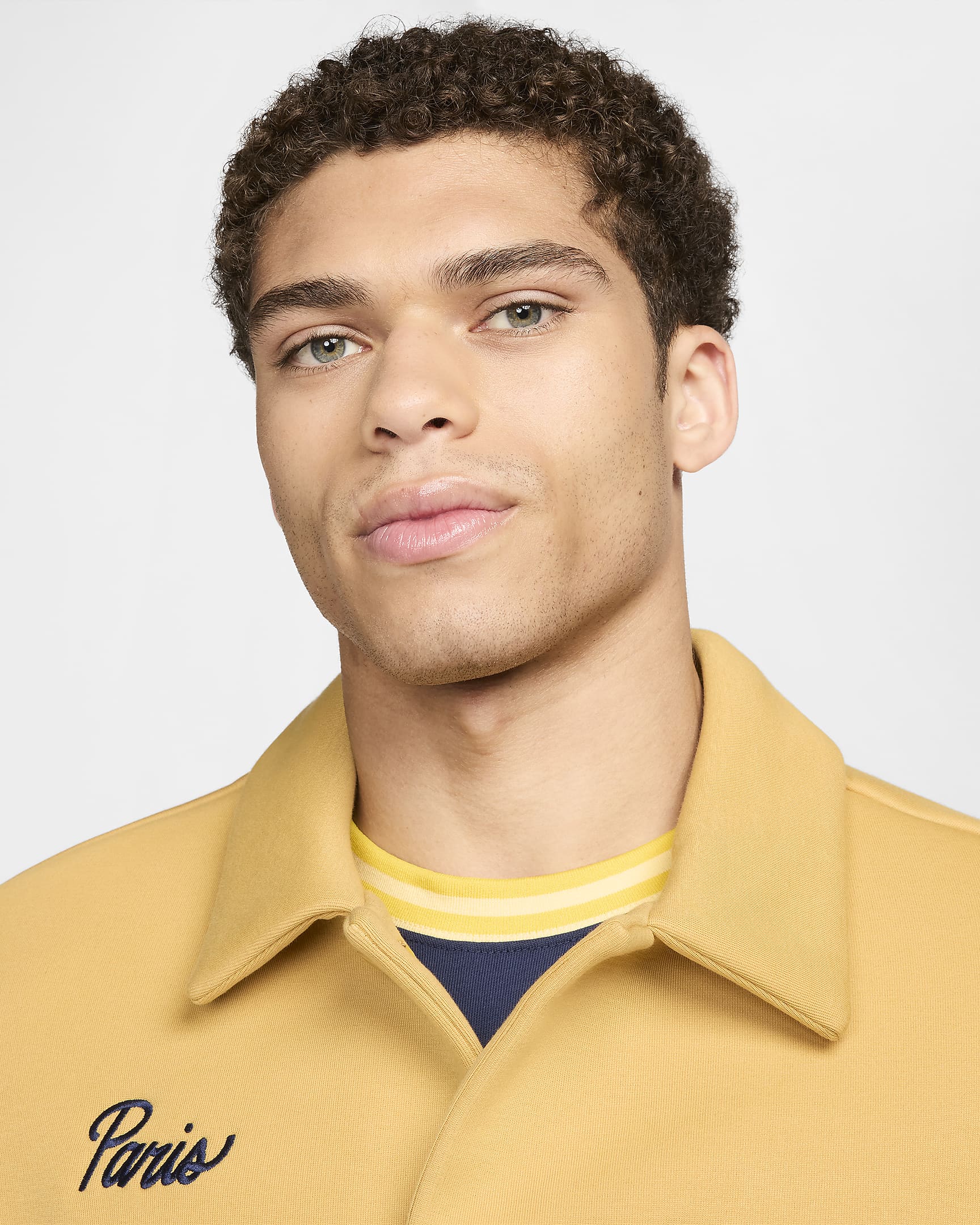 Chamarra tipo camisa de fútbol Nike para hombre Paris Saint-Germain Tech Fleece Reimagined - Oro trigo/Oro trigo