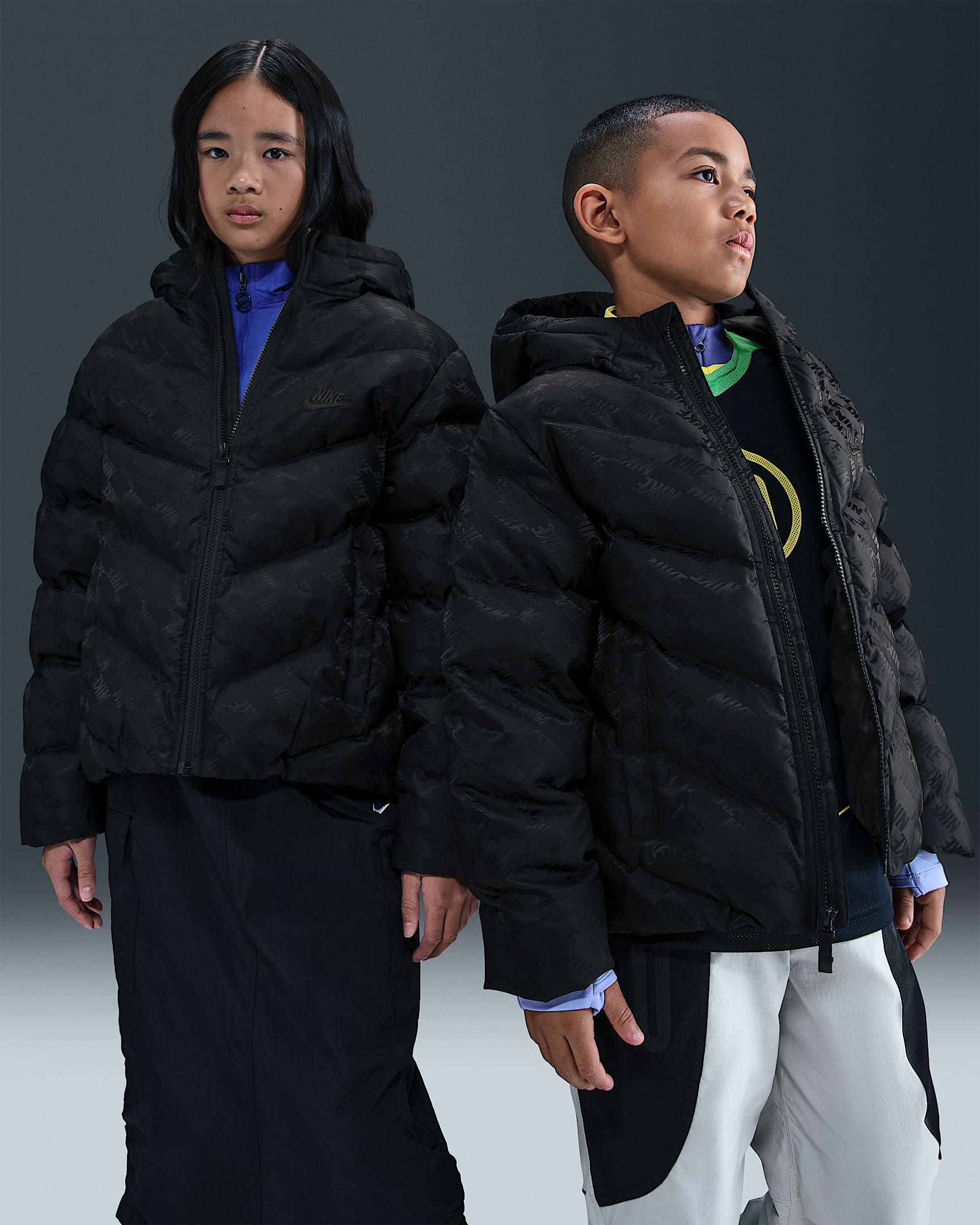 Chamarra acolchada Therma-FIT holgada para niños talla grande Nike Sportswear All Day Play - Negro/Negro