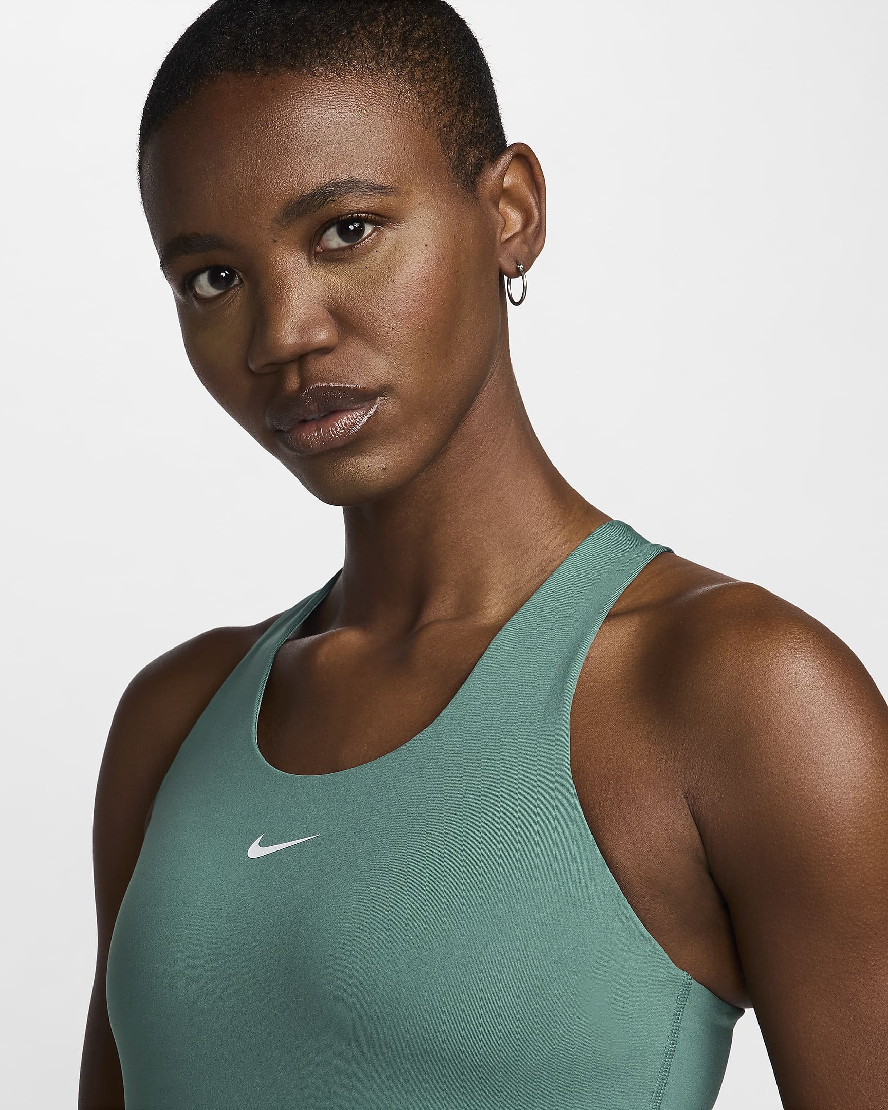 Camiseta de tirantes con bra deportivo con almohadilla de media sujeción para mujer Nike Swoosh - De costa a costa/De costa a costa/Blanco