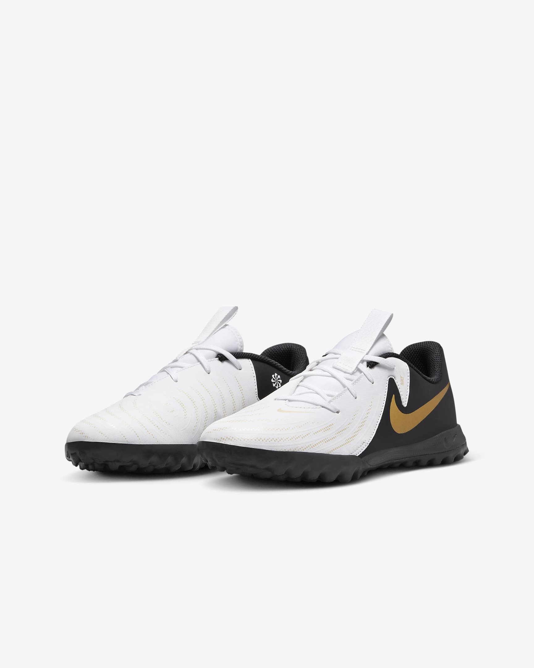 Nike Jr. Phantom GX 2 Academy TF fotballsko til små/store barn - Hvit/Metallic Gold Coin/Svart