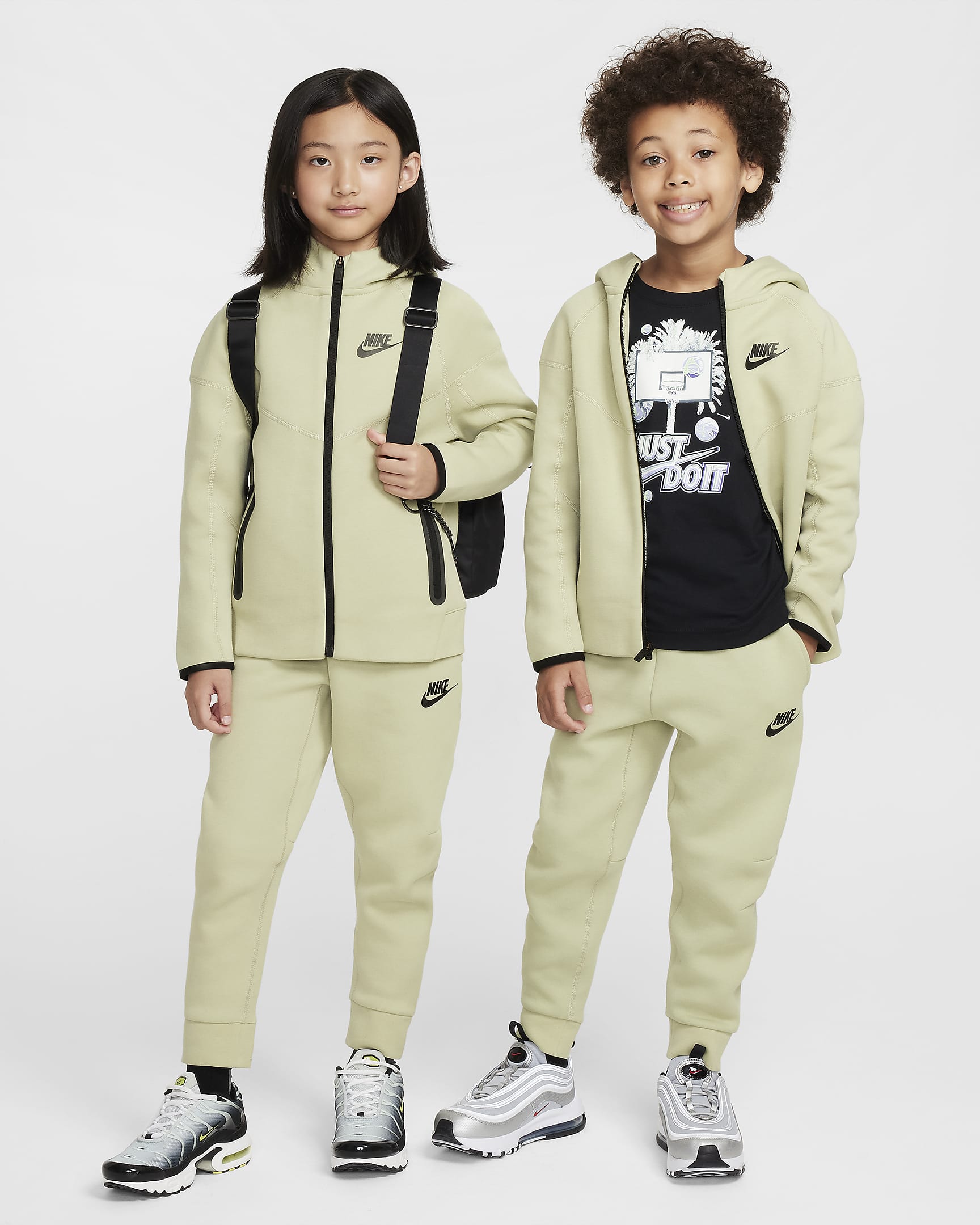 Nike Sportswear Tech Fleece Full-Zip Set 2-teiliges Hoodie-Set für jüngere Kinder - Olive Aura