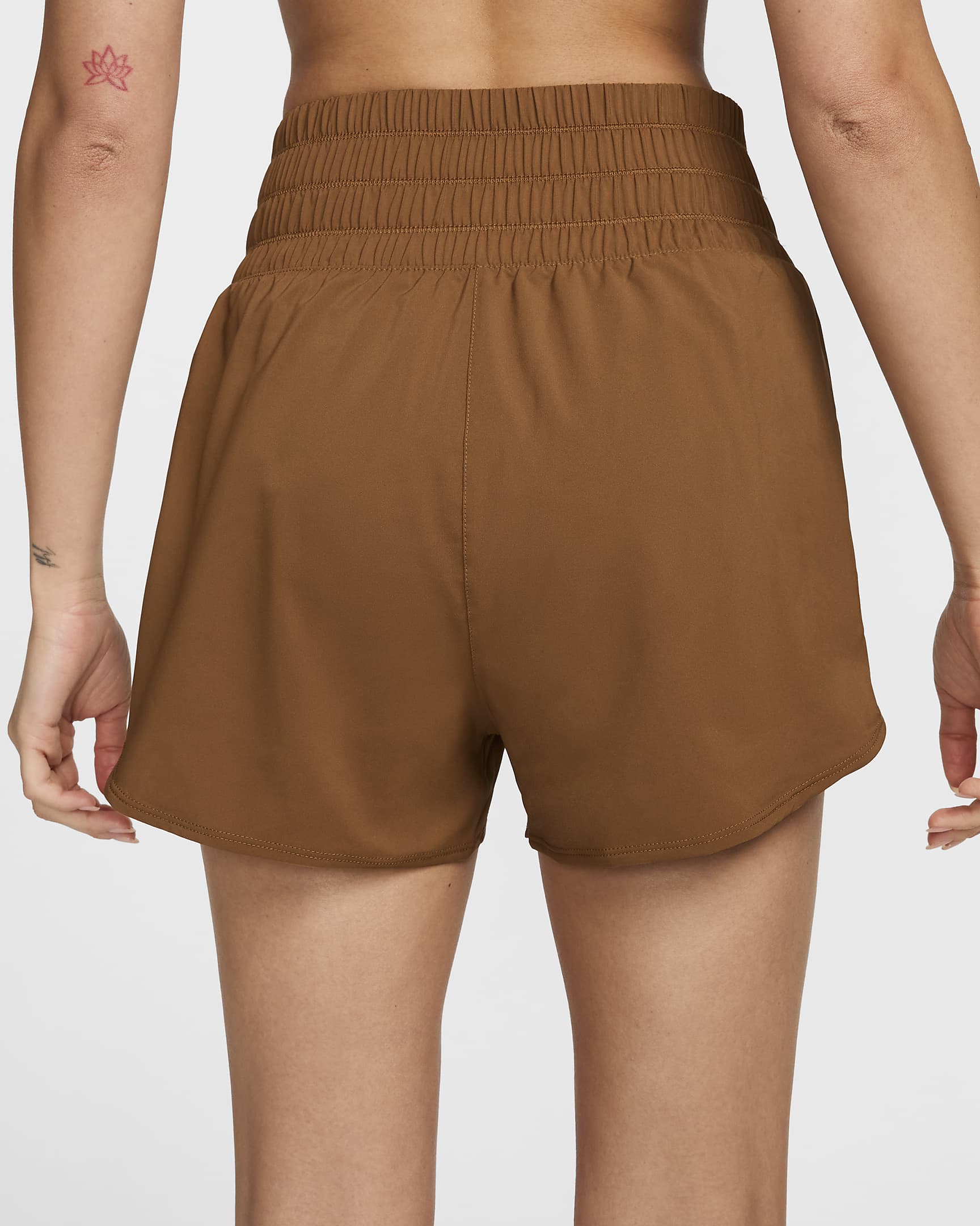 Shorts con forro de ropa interior Dri-FIT de tiro ultraalto de 8 cm para mujer Nike One - Tostado británico claro