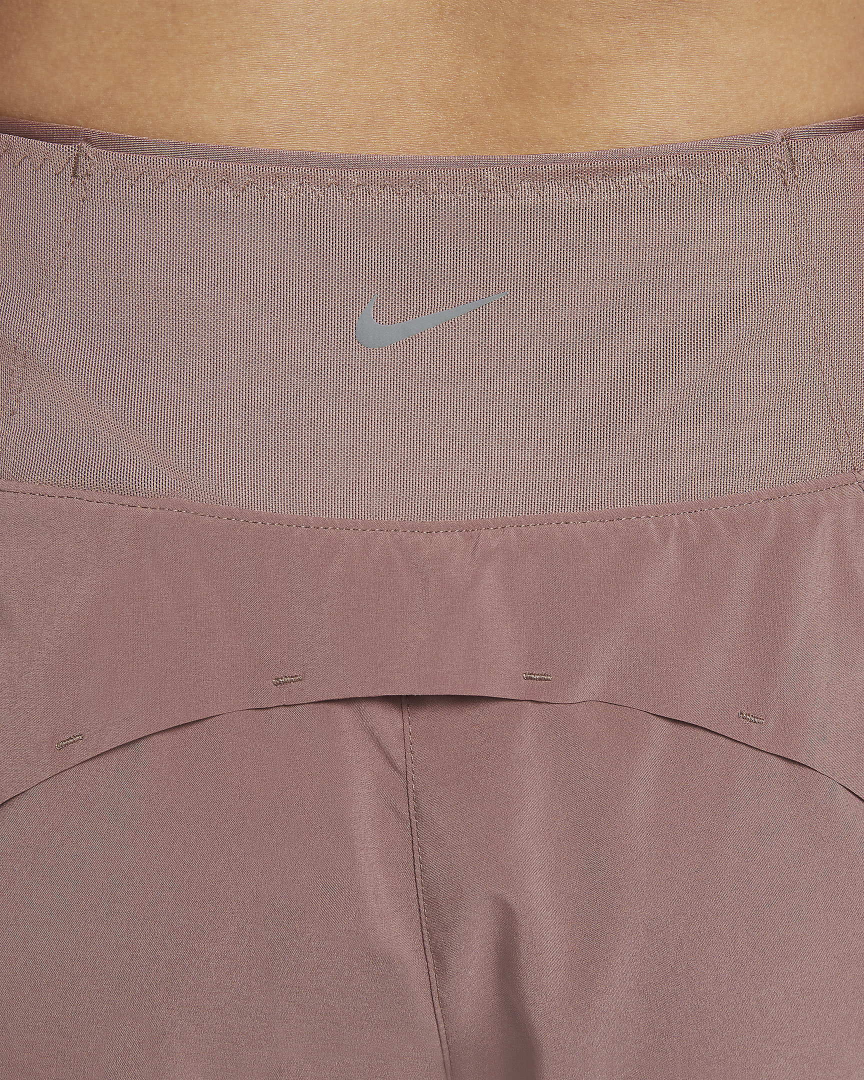 กางเกงวิ่งขาสั้น 3 นิ้วเอวปานกลางผู้หญิงแบบ 2-IN-1 พร้อมกระเป๋า Nike Dri-FIT Swift - Smokey Mauve