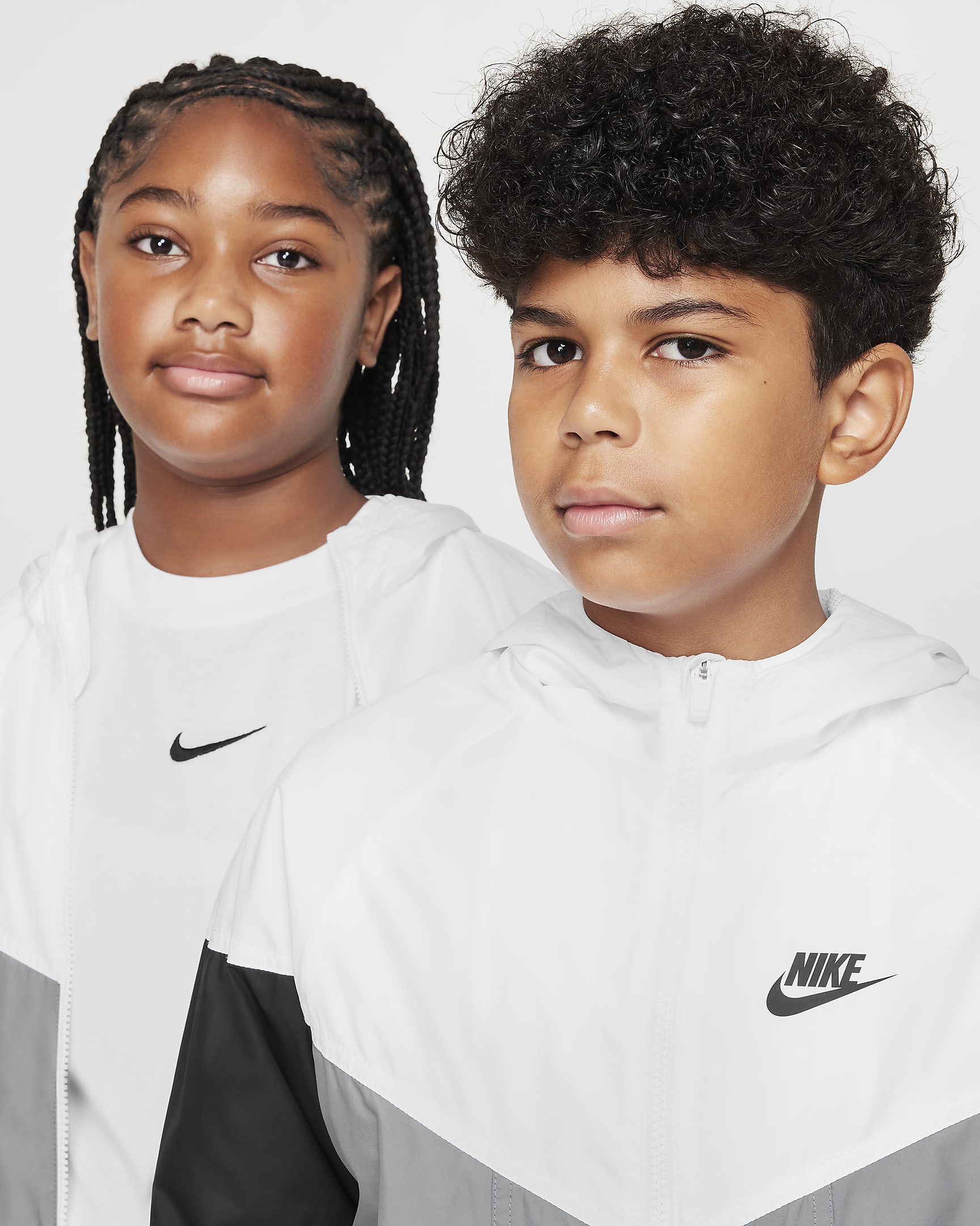 Chamarra Repel con gorro para niños talla grande (talla amplia) Nike Sportswear Windrunner - Blanco/Gris humo/Negro/Negro