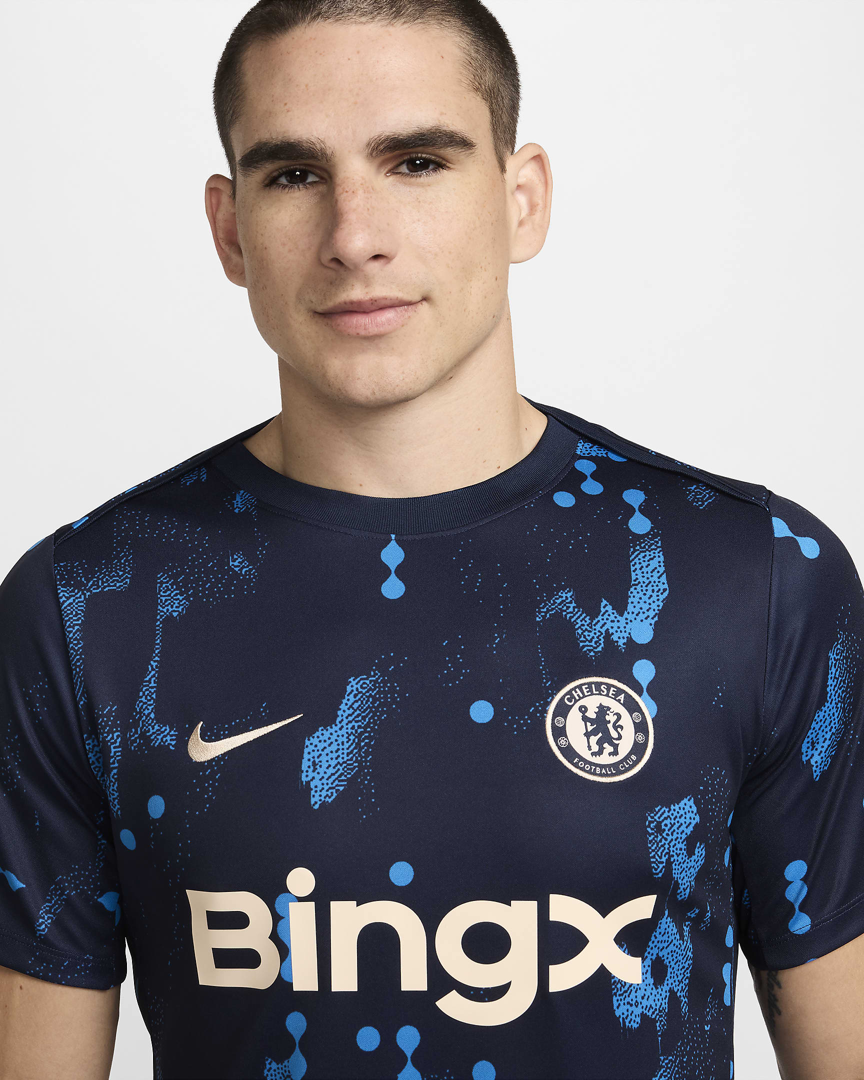 Kortærmet Chelsea FC Academy Pro Nike Dri-FIT-opvarmningstrøje til fodbold til mænd - Obsidian/Guava Ice