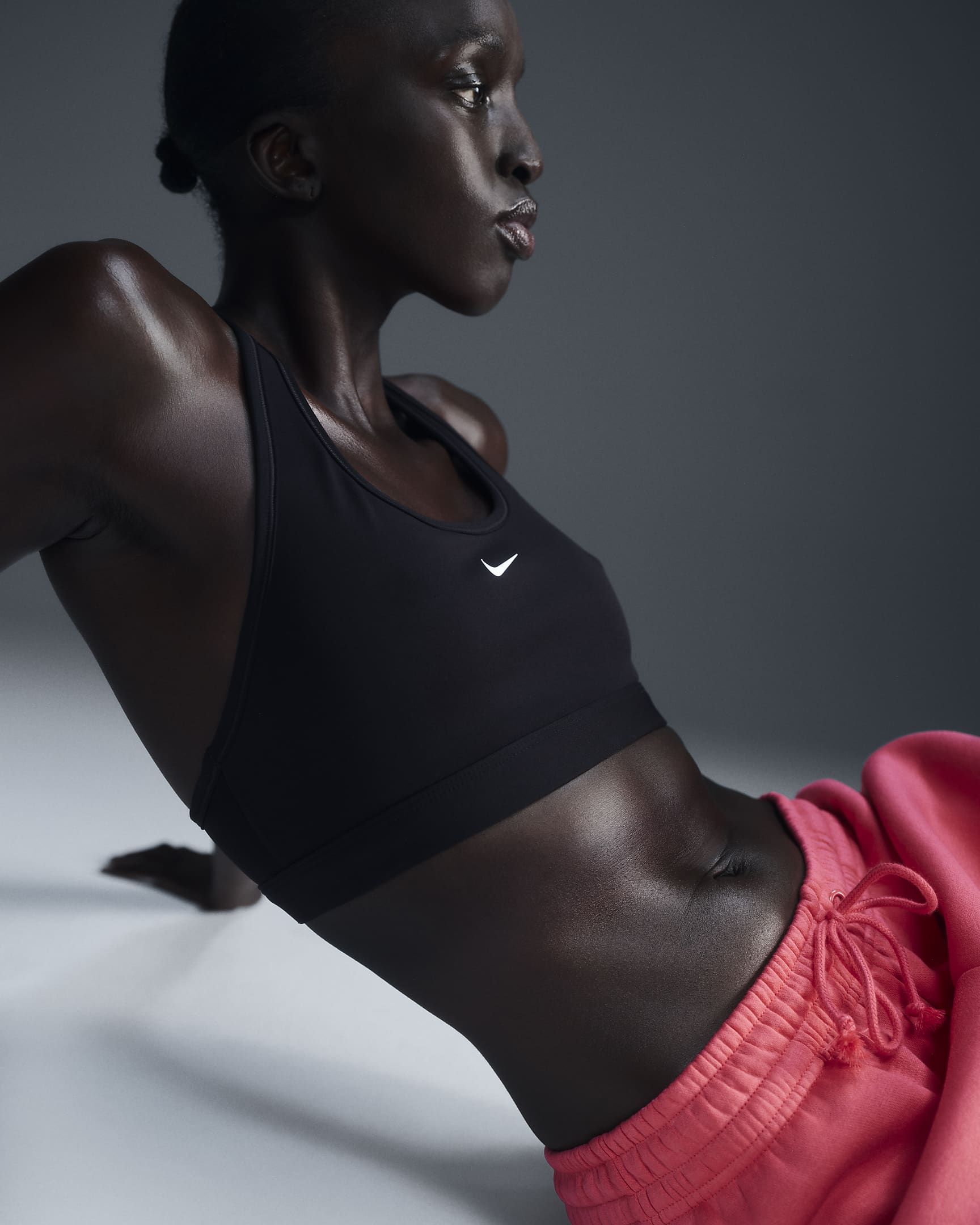 Dámská sportovní podprsenka Nike Swoosh bez vycpávek a s lehkou oporou - Černá/Bílá