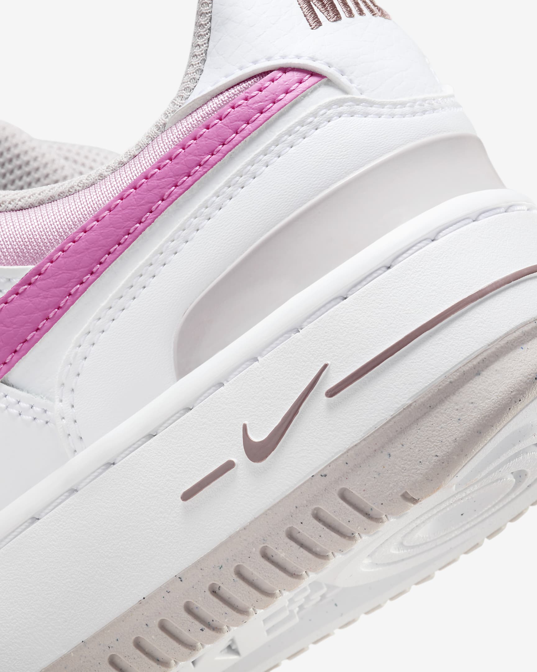 Chaussure Nike Gamma Force pour femme - Blanc/Platinum Violet/Pink Foam/Playful Pink