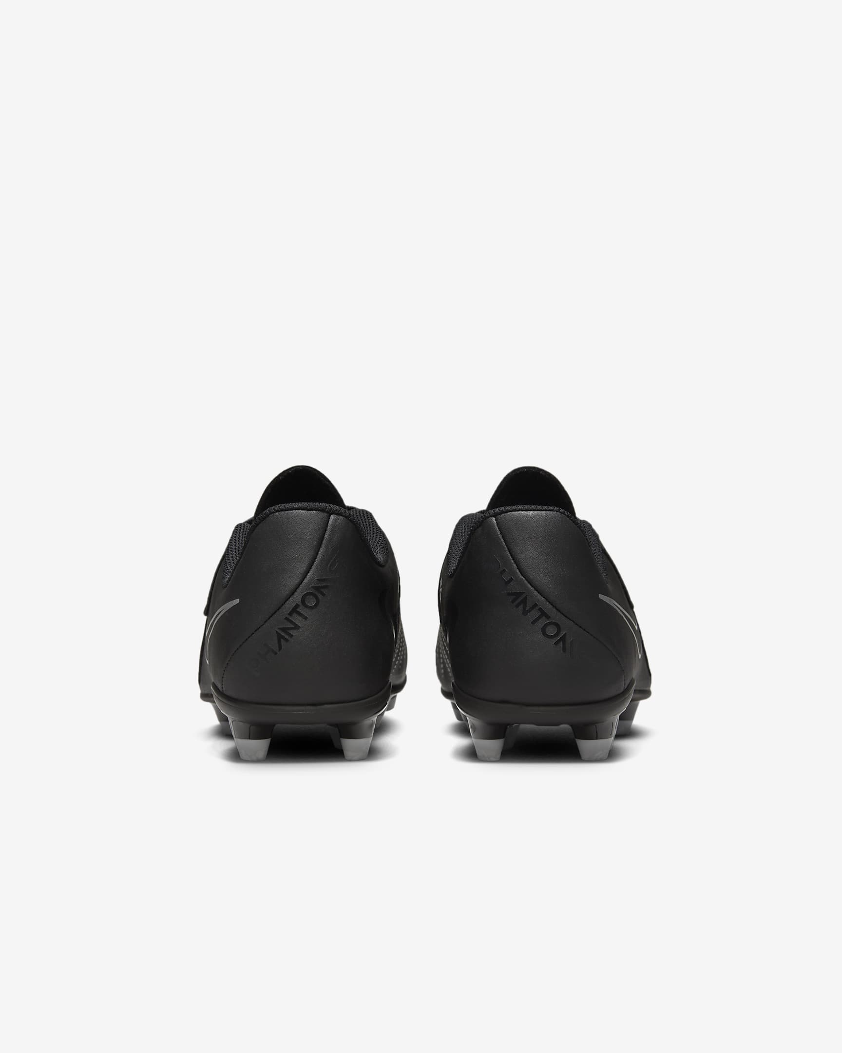 Tacos de fútbol de corte low para terrenos múltiples para niños de preescolar y grandes Nike Jr. Phantom GX 2 Club - Negro/Negro