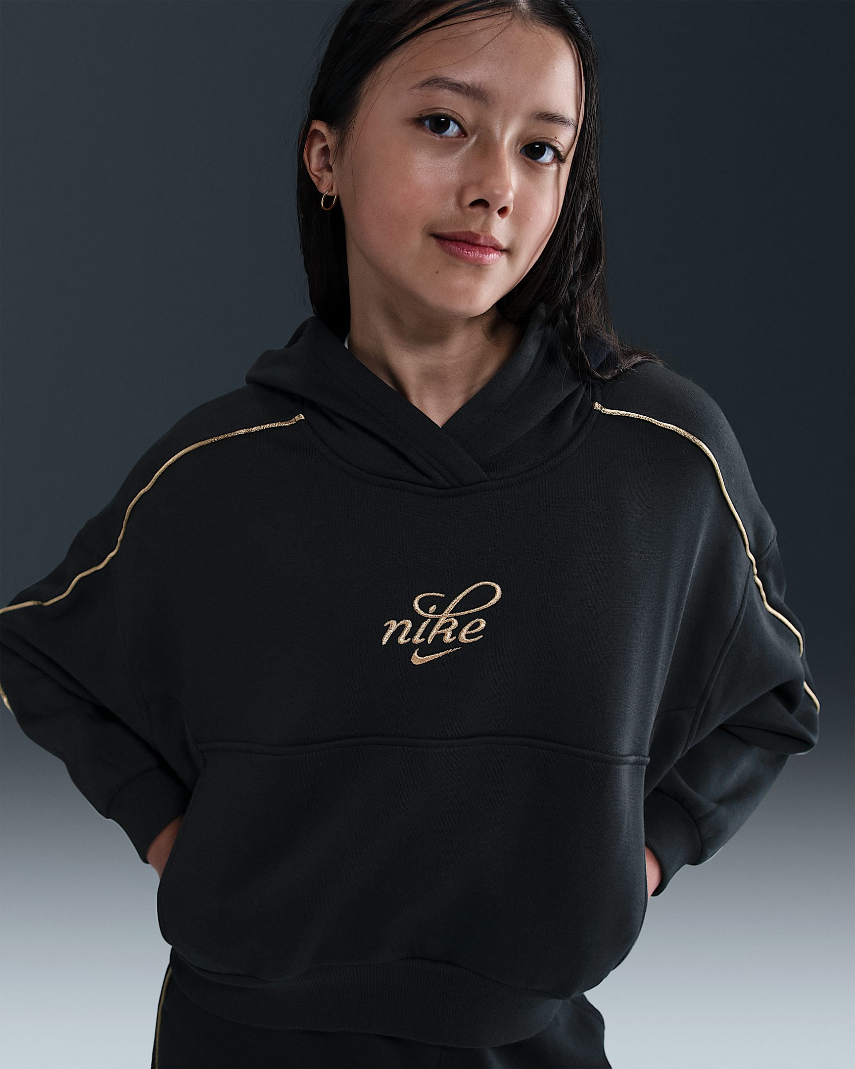 Nike Sportswear Club Fleece Boxy huvtröja för ungdom (tjejer) - Svart/Metallic Gold