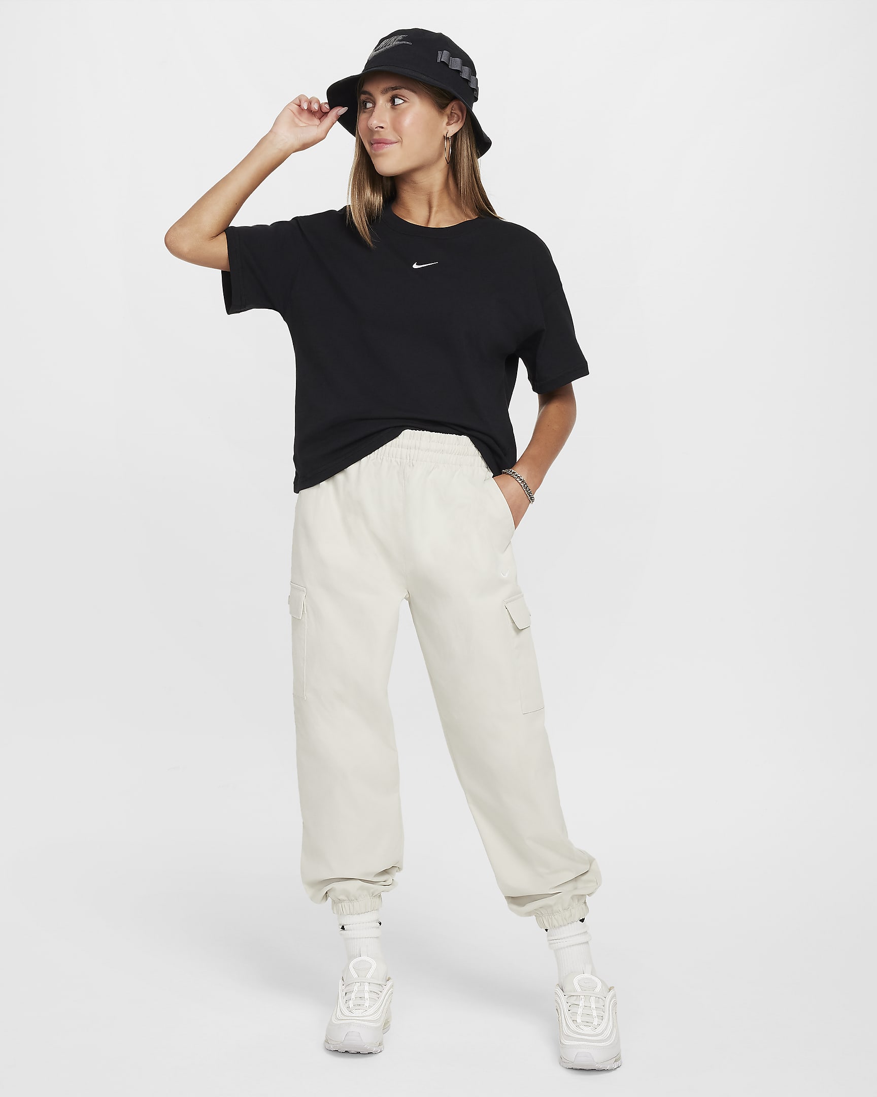 Nike Sportswear Essential 大童 (女童) T 恤 - 黑色