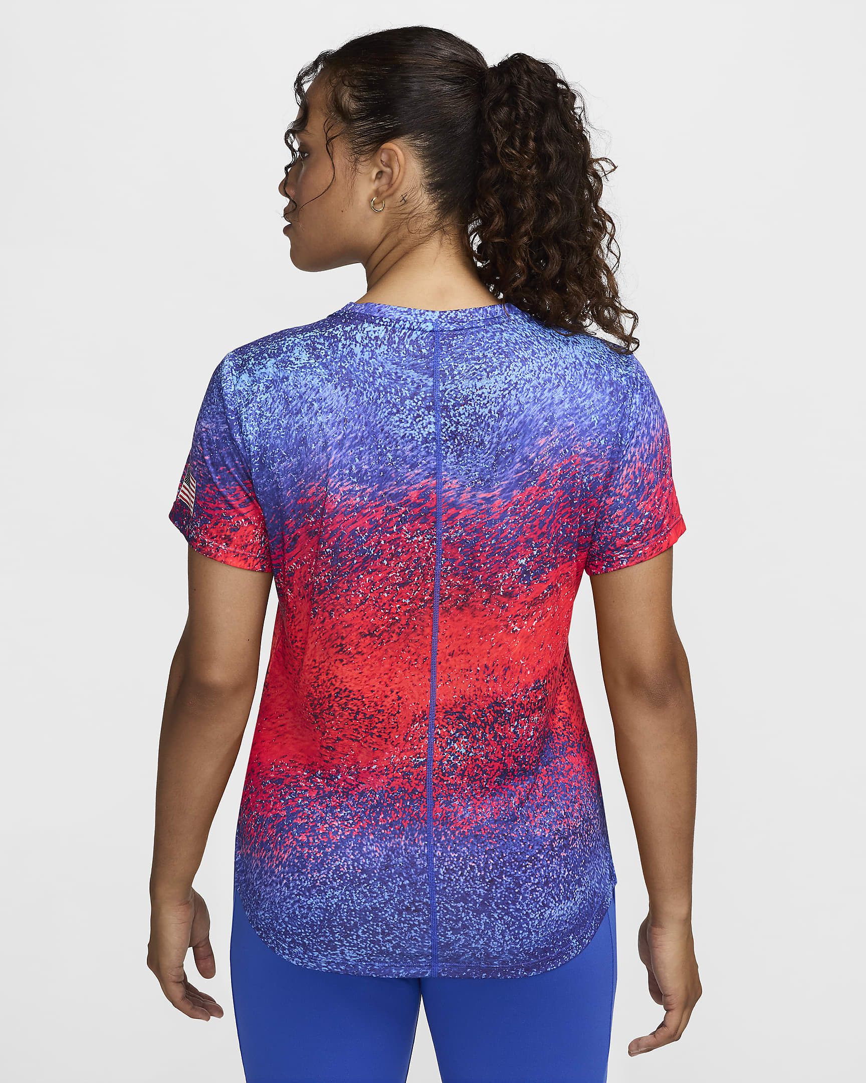 Playera de manga corta de correr Nike Dri-FIT para mujer USA One - Carmesí brillante/Azul eléctrico/Azul báltico/Blanco