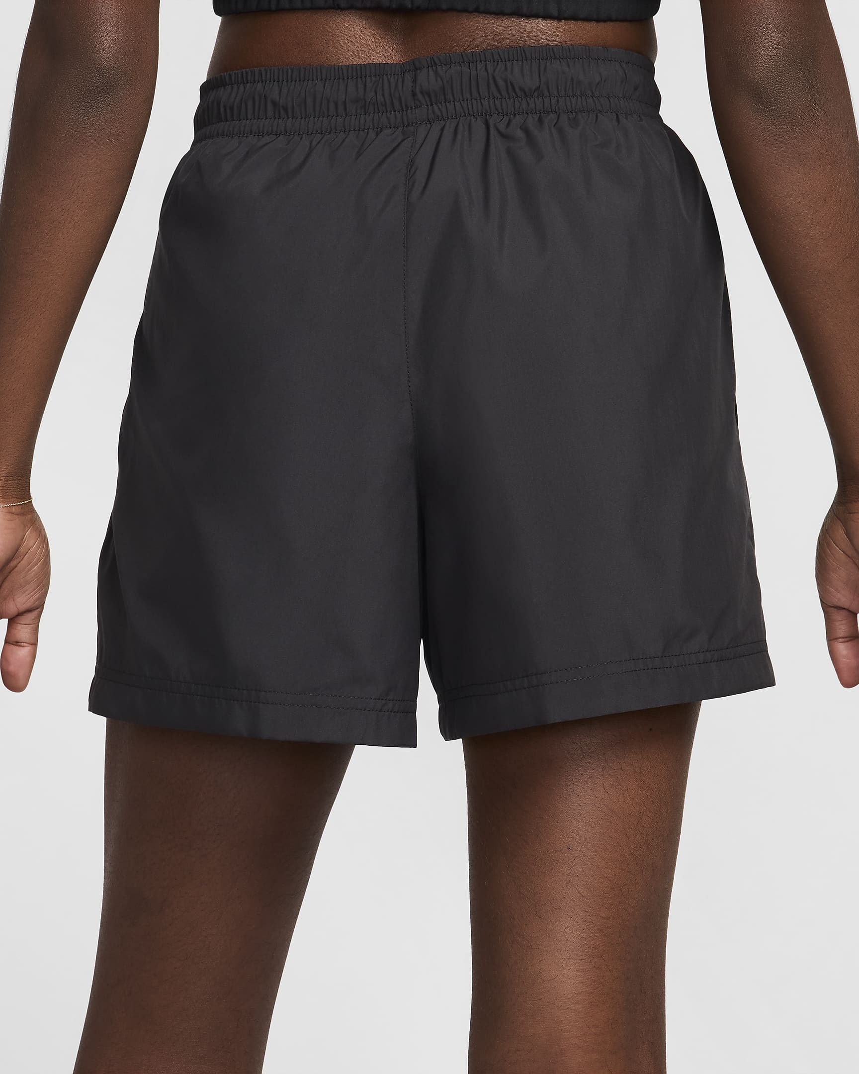 Nike Sportswear Classic Wovens-shorts med mellemhøj talje til kvinder - sort/hvid