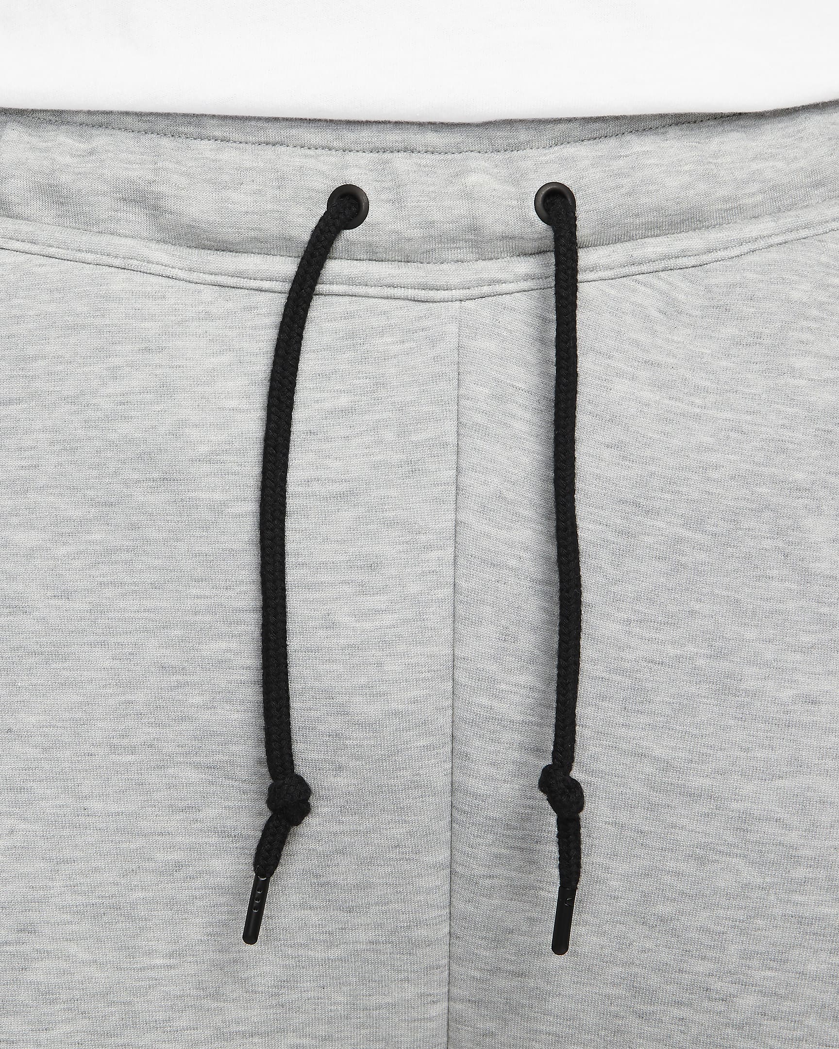 Sweatpants Nike Sportswear Tech Fleece med vida fållar för män - Dark Grey Heather/Svart