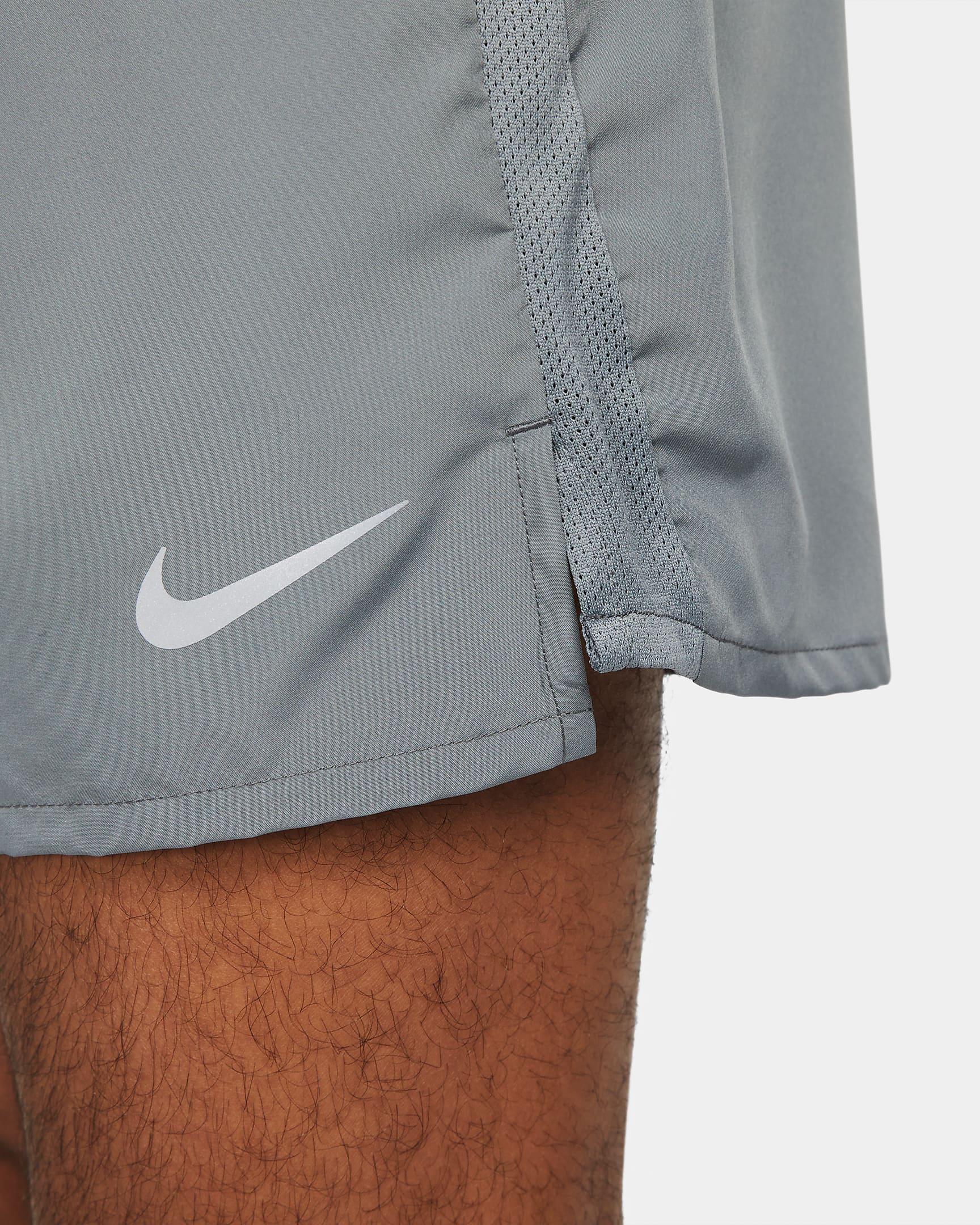 Shorts de correr Dri-FIT de 13 cm con forro de ropa interior para hombre Nike Challenger - Gris humo/Gris humo/Negro