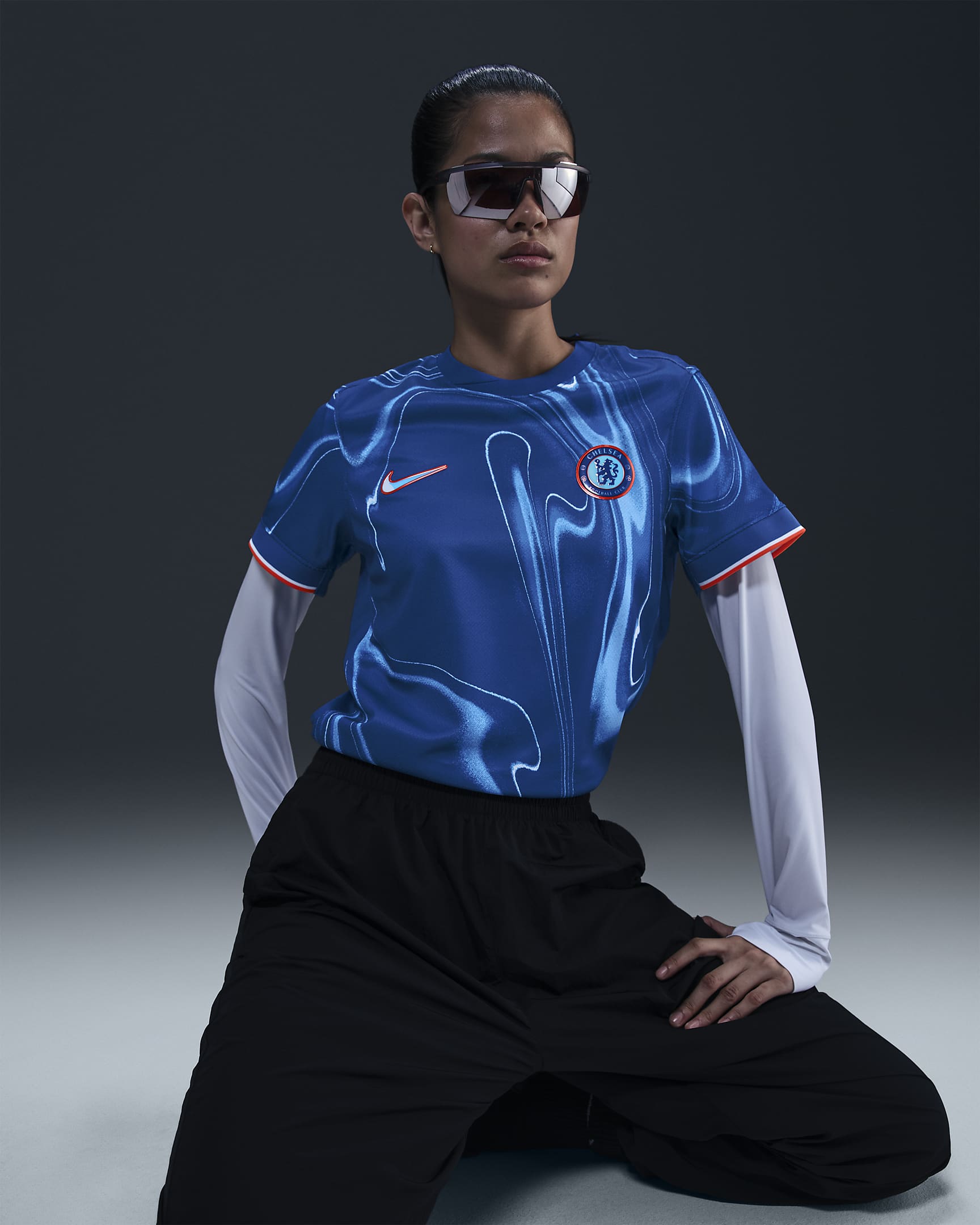 Maillot de foot replica Nike Dri-FIT Chelsea FC 2024 Stadium Domicile pour femme - Rush Blue/Team Orange/Blanc