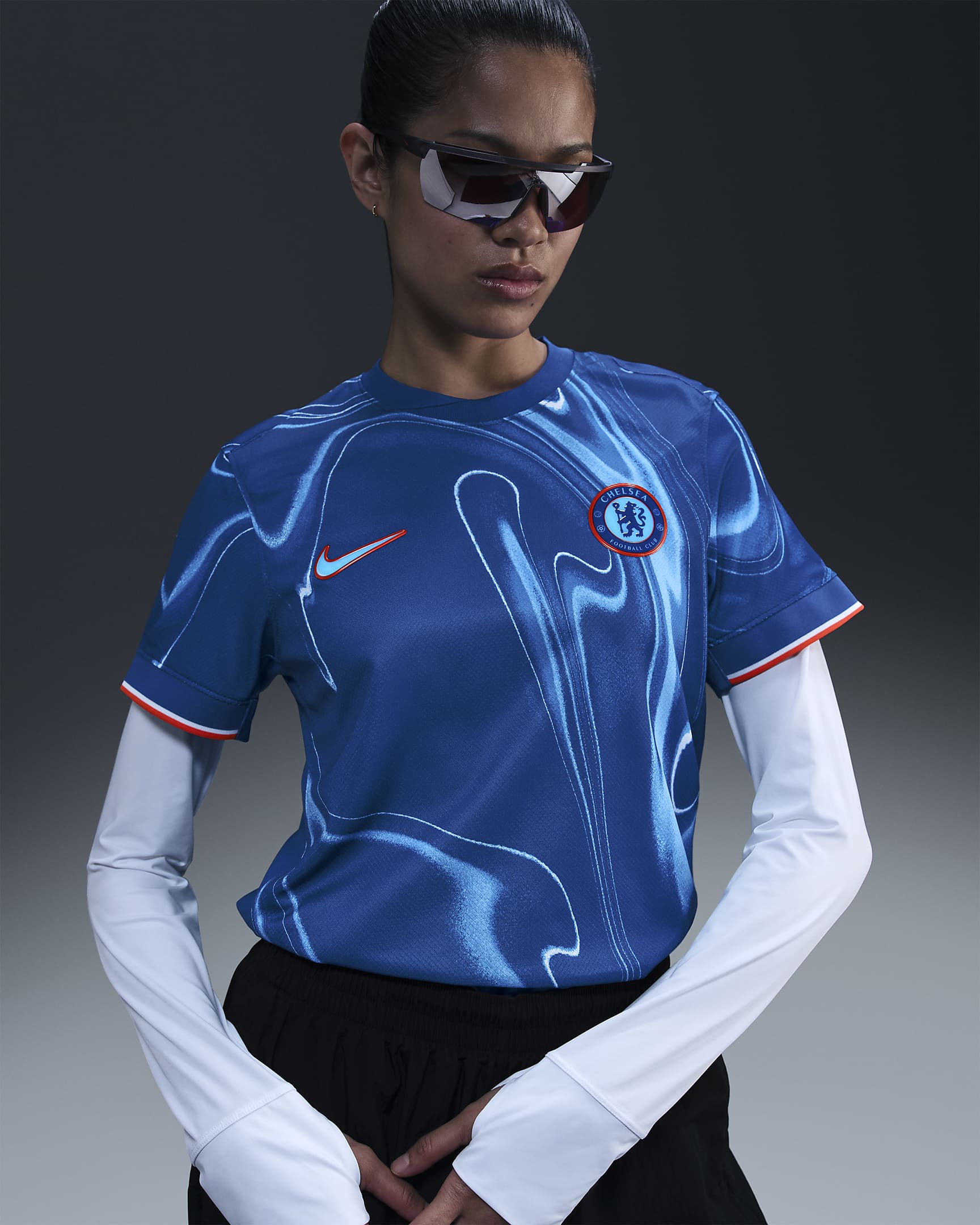 Maillot de foot replica Nike Dri-FIT Chelsea FC 2024 Stadium Domicile pour femme - Rush Blue/Team Orange/Blanc