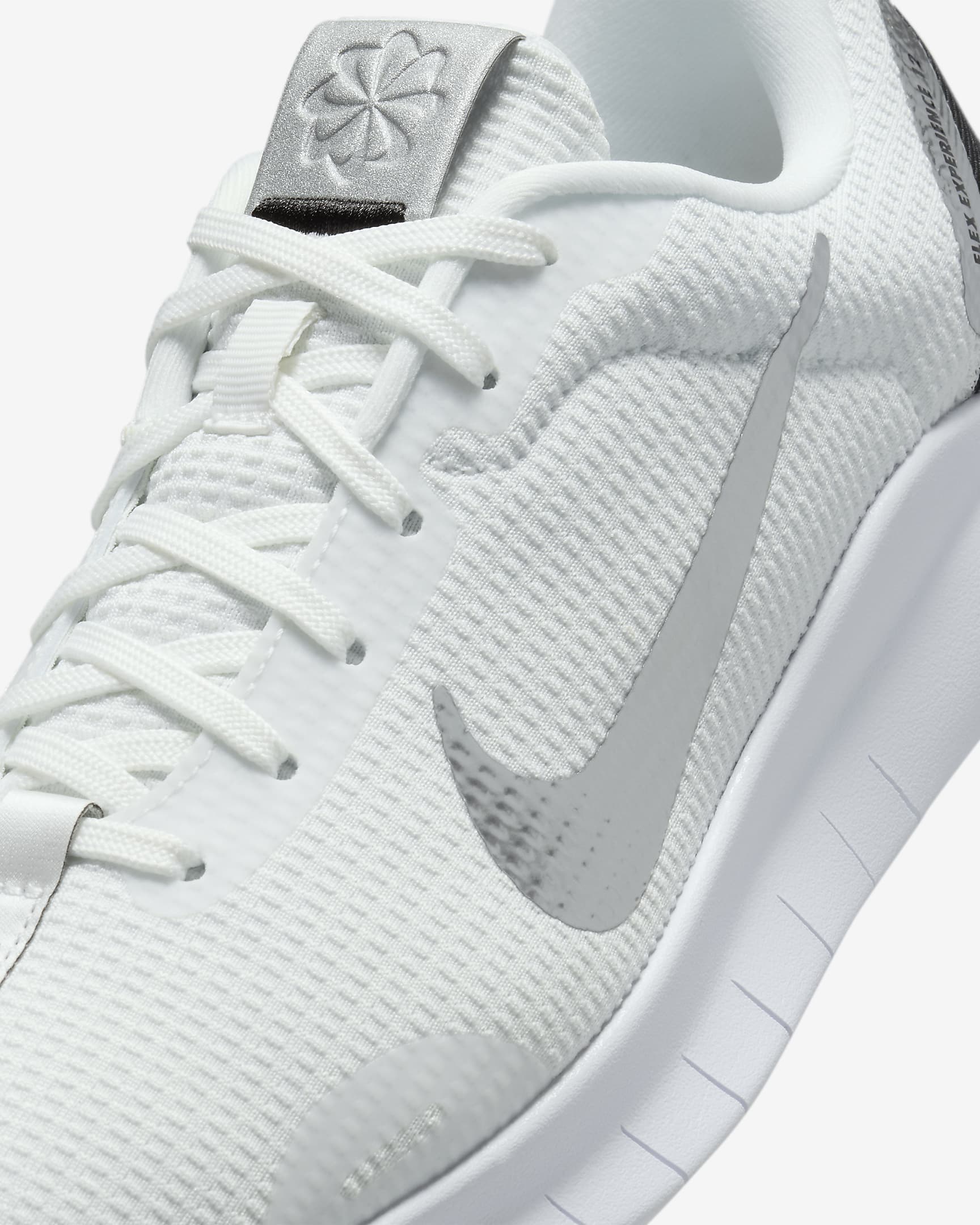 Chaussure de running sur route Nike Flex Experience Run 12 Premium pour femme - Summit White/Noir/Blanc/Metallic Silver