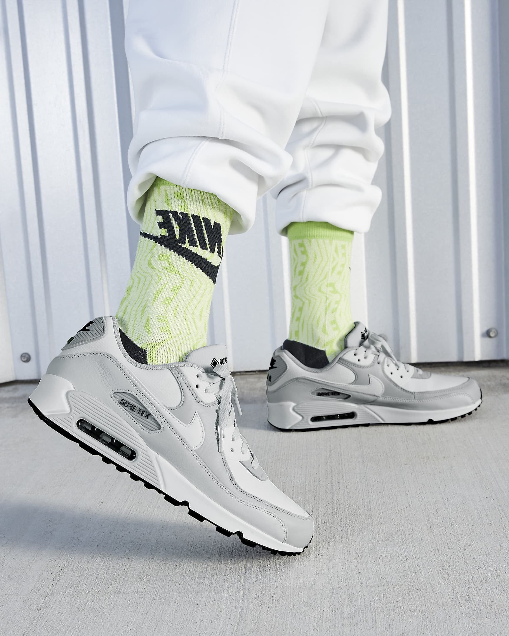 Nike Air Max 90 GORE-TEX Shoes - Photon Dust/Grey Fog/Chlorophyll/Summit White