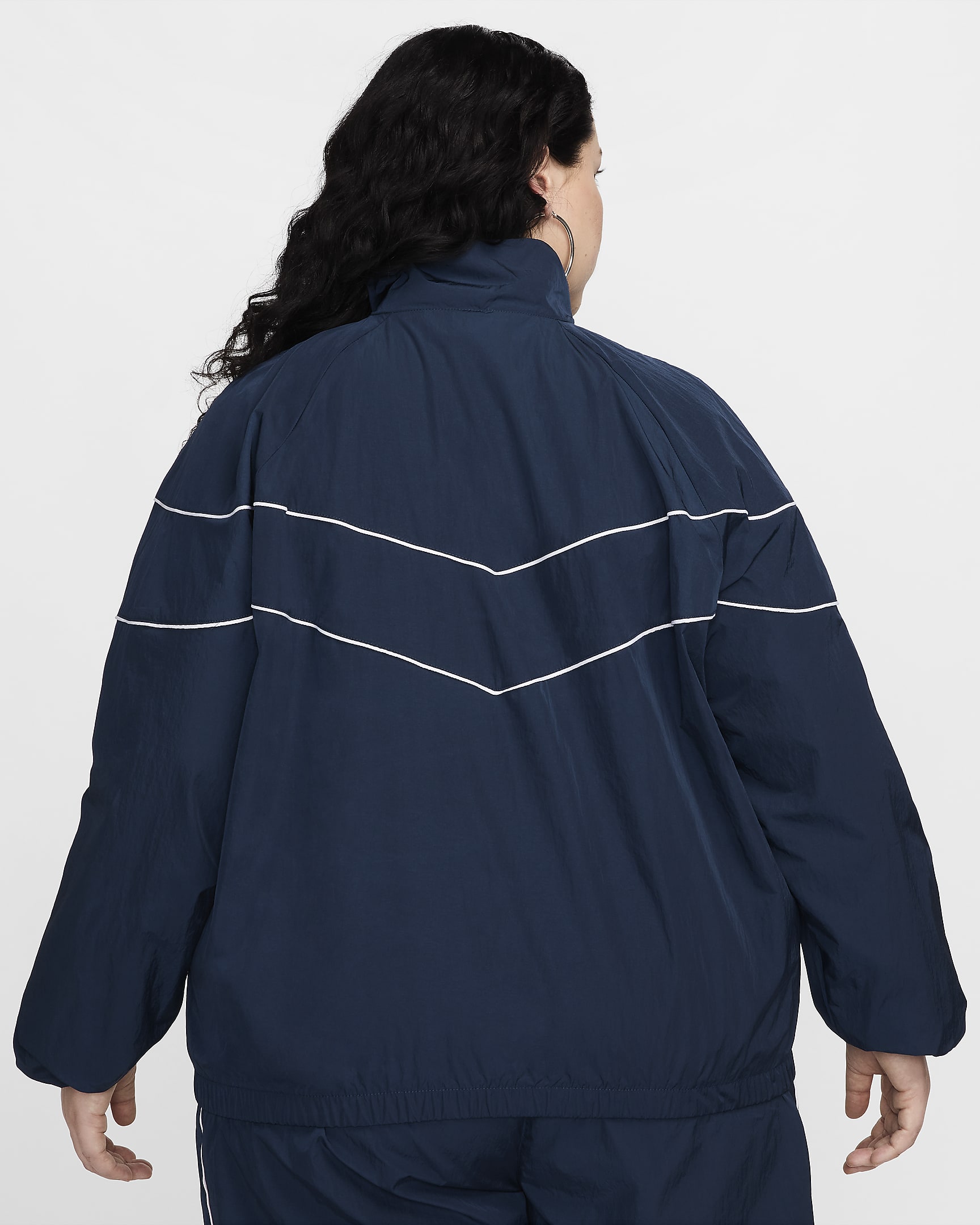 Chamarra de tejido Woven holgada de cierre completo con protección UV para mujer (talla grande) Nike Windrunner - Azul marino militar/Blanco