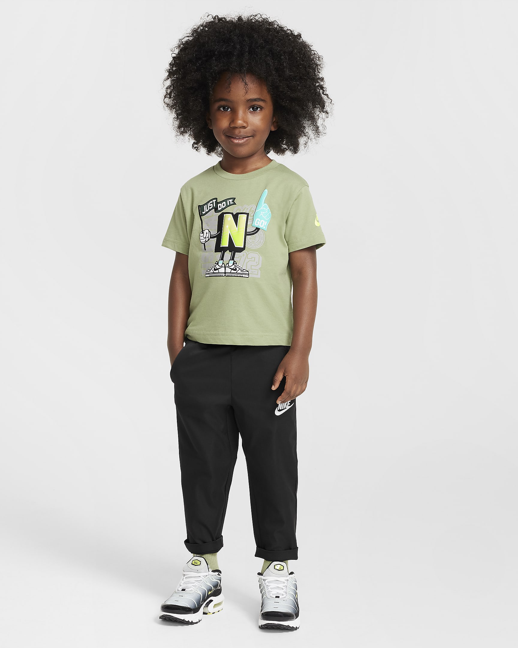 Playera con gráfico infantil Nike Step Up Your Game - Verde aceite