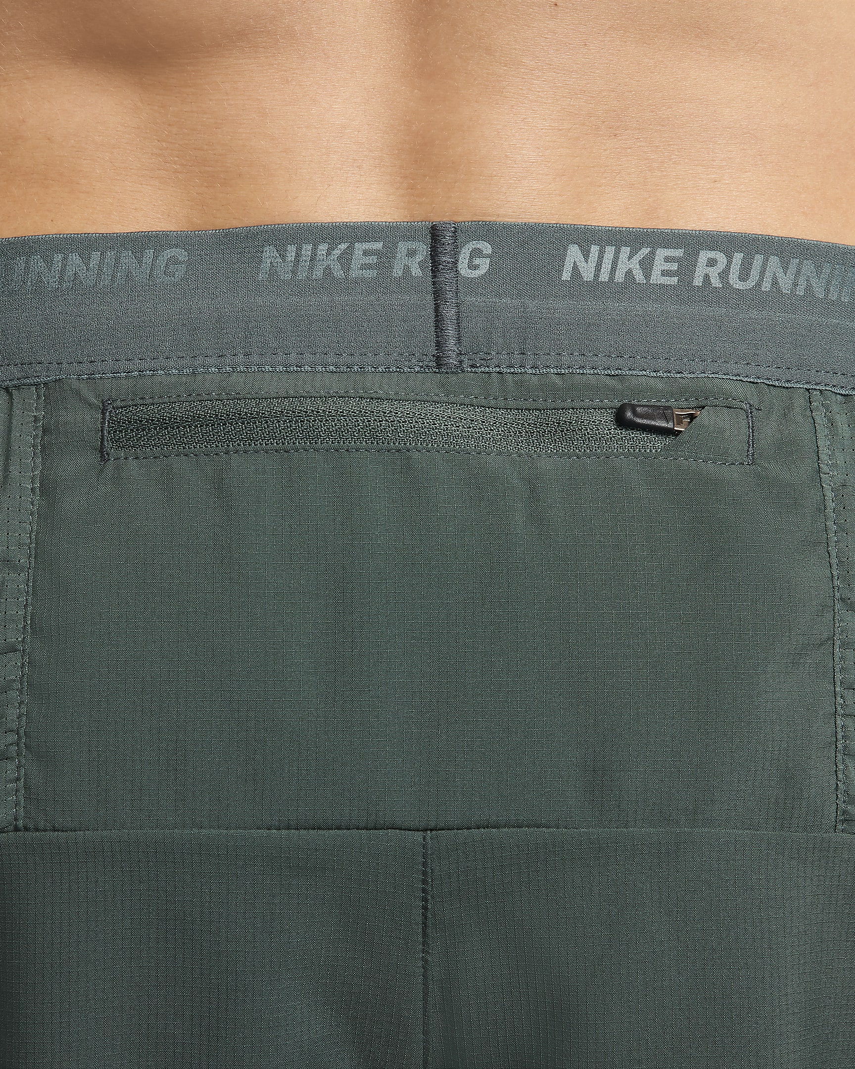 Shorts de correr Dri-FIT de 13 cm con forro de ropa interior para hombre Nike Stride - Verde vintage/Negro