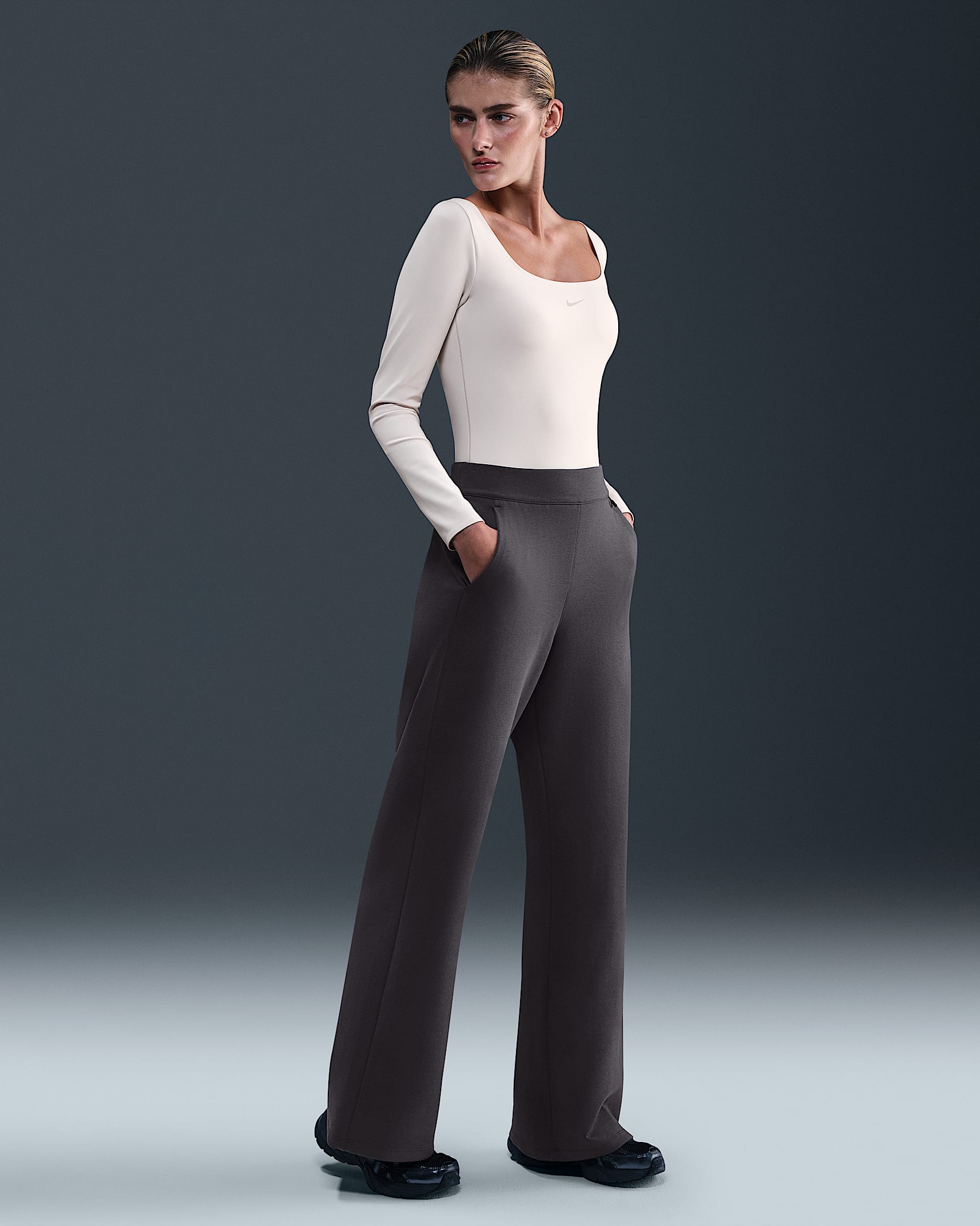 Pants Dri-FIT de tiro alto de pierna holgada y acampanada para mujer Nike 24.7 ImpossiblySoft - Gris trueno/Sombra oscuro