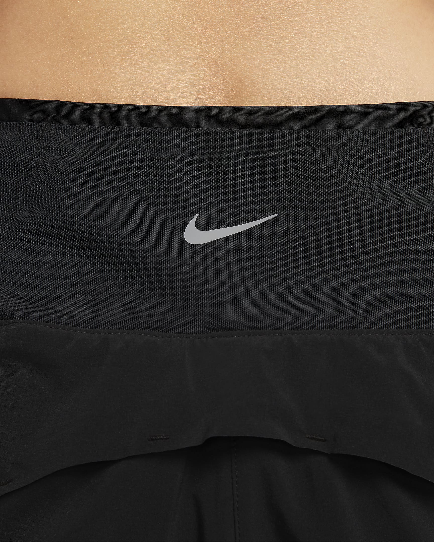 กางเกงวิ่งขาสั้น 3 นิ้วเอวปานกลางผู้หญิงแบบ 2-IN-1 พร้อมกระเป๋า Nike Dri-FIT Swift - ดำ