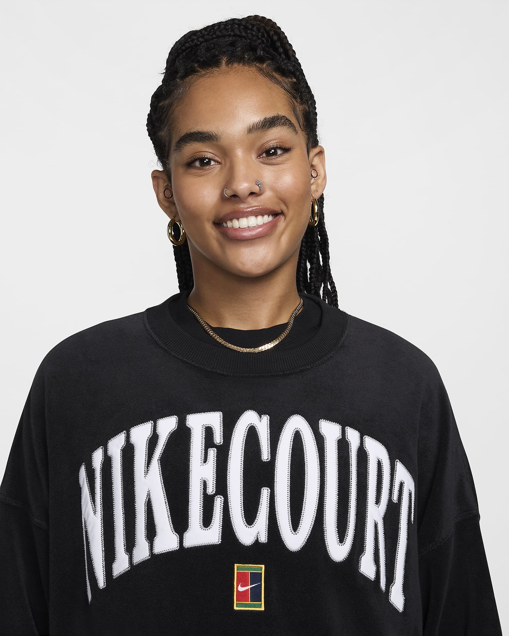 NikeCourt Heritage Tennis-Sweatshirt mit Rundhalsausschnitt und Grafik im Over-Oversize-Look (Damen) - Schwarz/Schwarz/Flat Pewter/Weiß