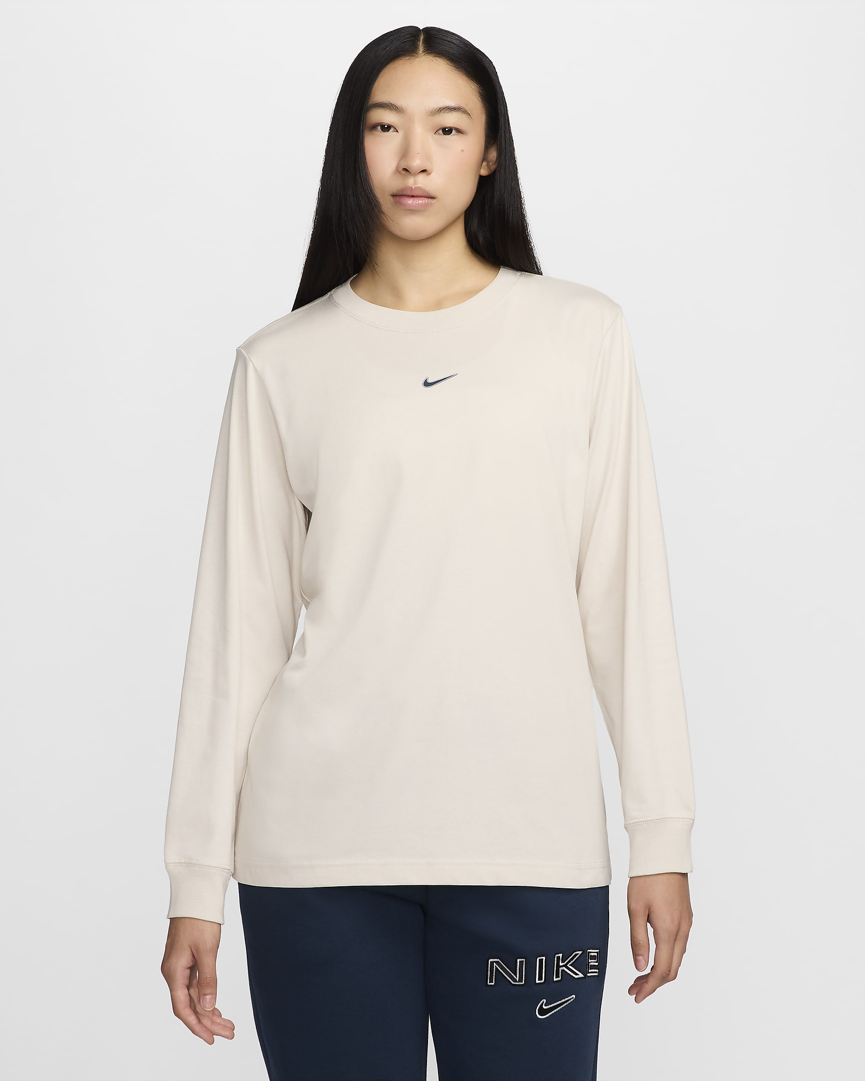 เสื้อยืดแขนยาวทรงหลวมผู้หญิง Nike Sportswear - Light Orewood Brown