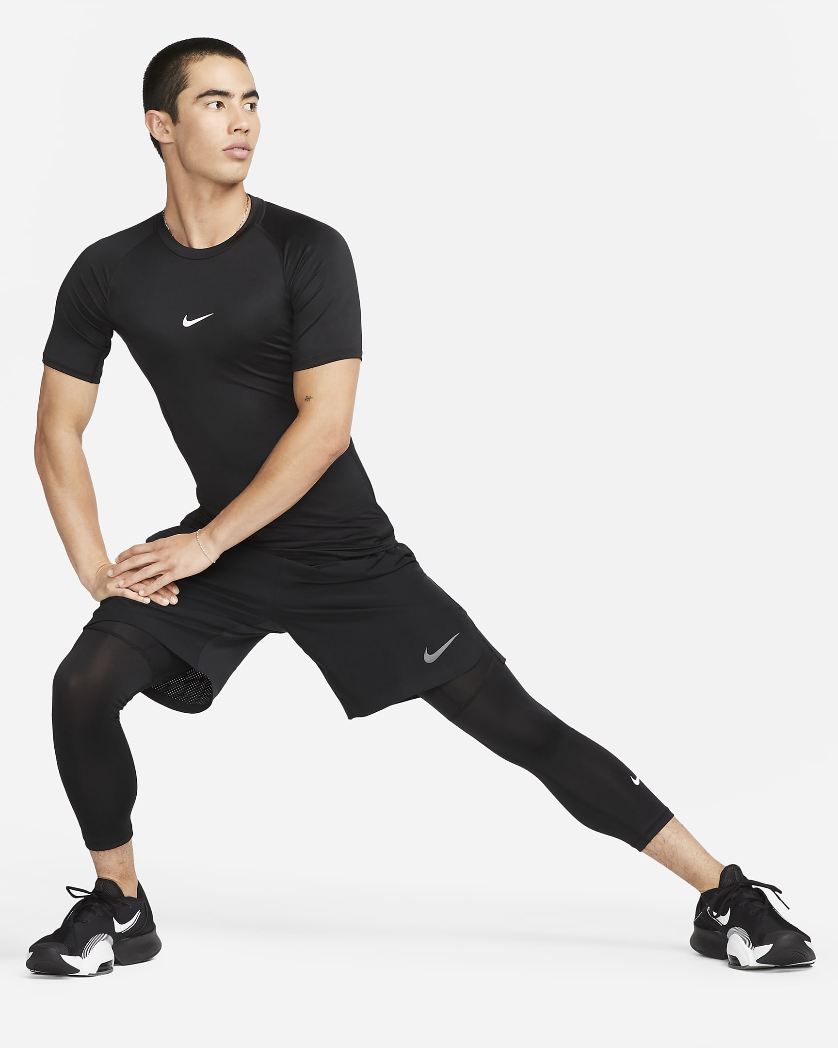 Nike Pro 男款 Dri-FIT 緊身短袖健身上衣 - 黑色/白色