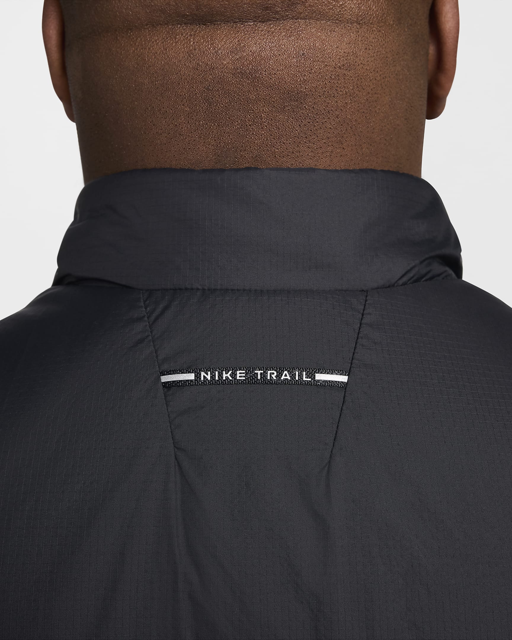 Pánská běžecká vesta Therma-FIT Nike Trail PrimaLoft® - Černá/Summit White