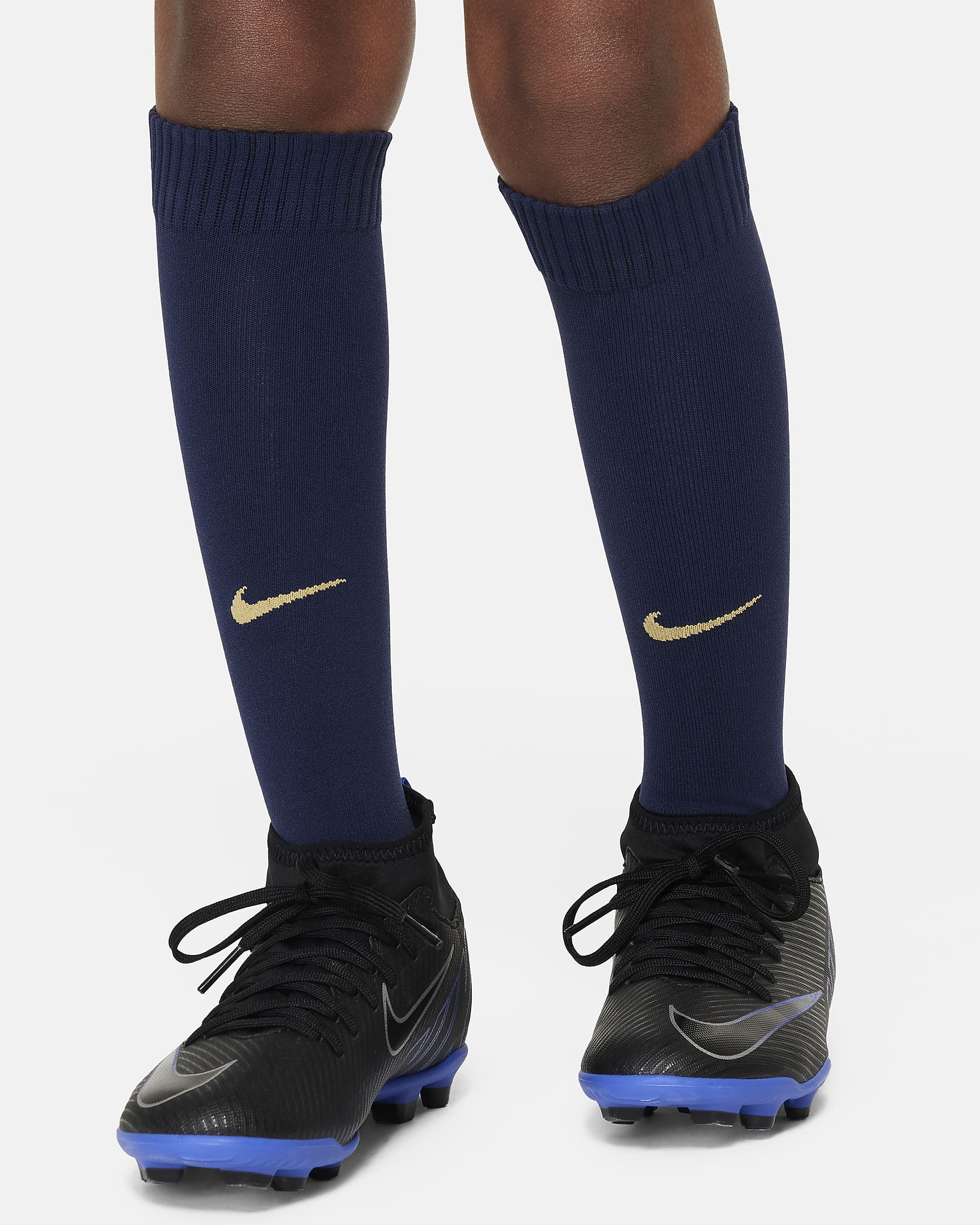 Trzyczęściowy strój piłkarski dla małych dzieci Nike FC Barcelona Stadium 2024/25 (wersja domowa) – replika - Deep Royal Blue/Noble Red/Midnight Navy/Club Gold