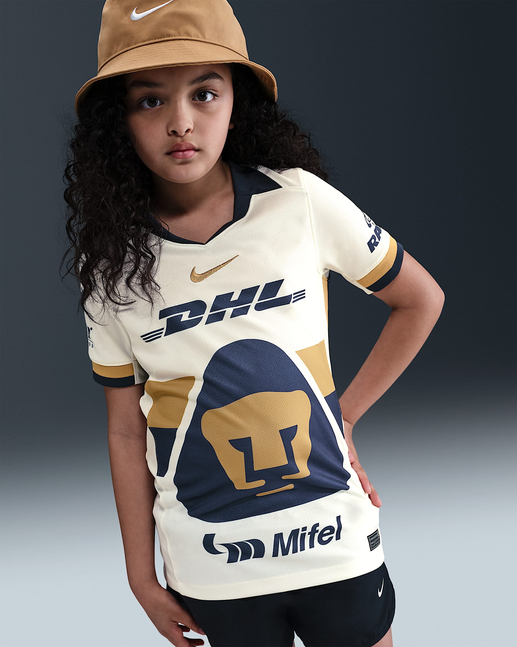 Jersey de fútbol Nike Dri-FIT Replica de los Pumas UNAM local 2025/26 Stadium para niños talla grande - Vela/Oro club
