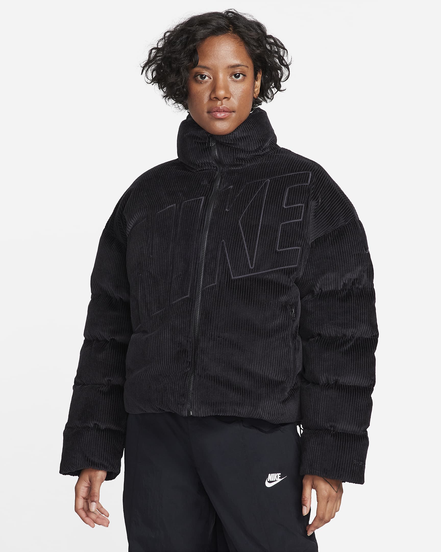 Giacca puffer oversize in velluto a coste Therma-FIT Nike Sportswear Essential – Donna - Nero/Nero