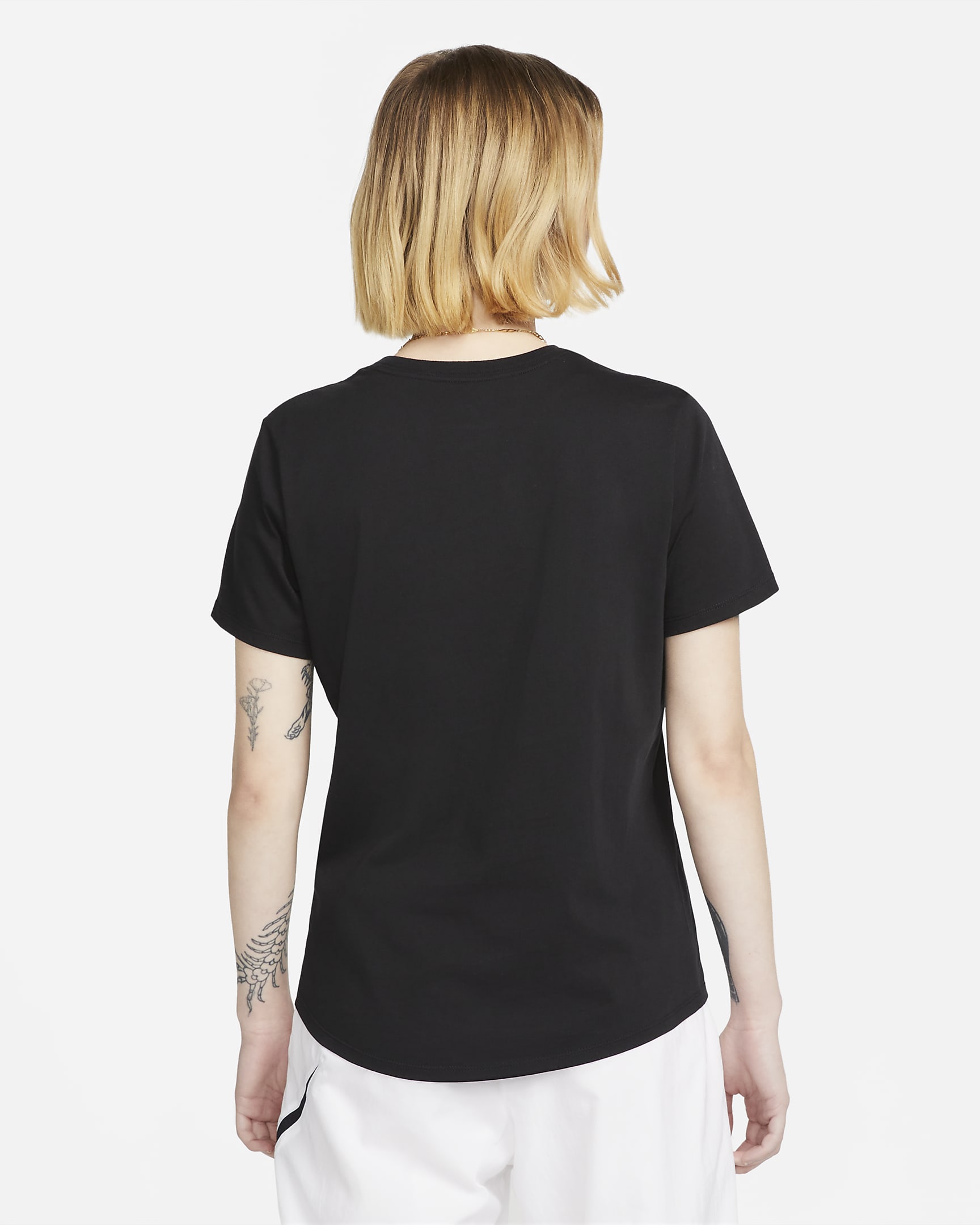 T-shirt Nike Sportswear Club Essentials para mulher - Preto/Branco