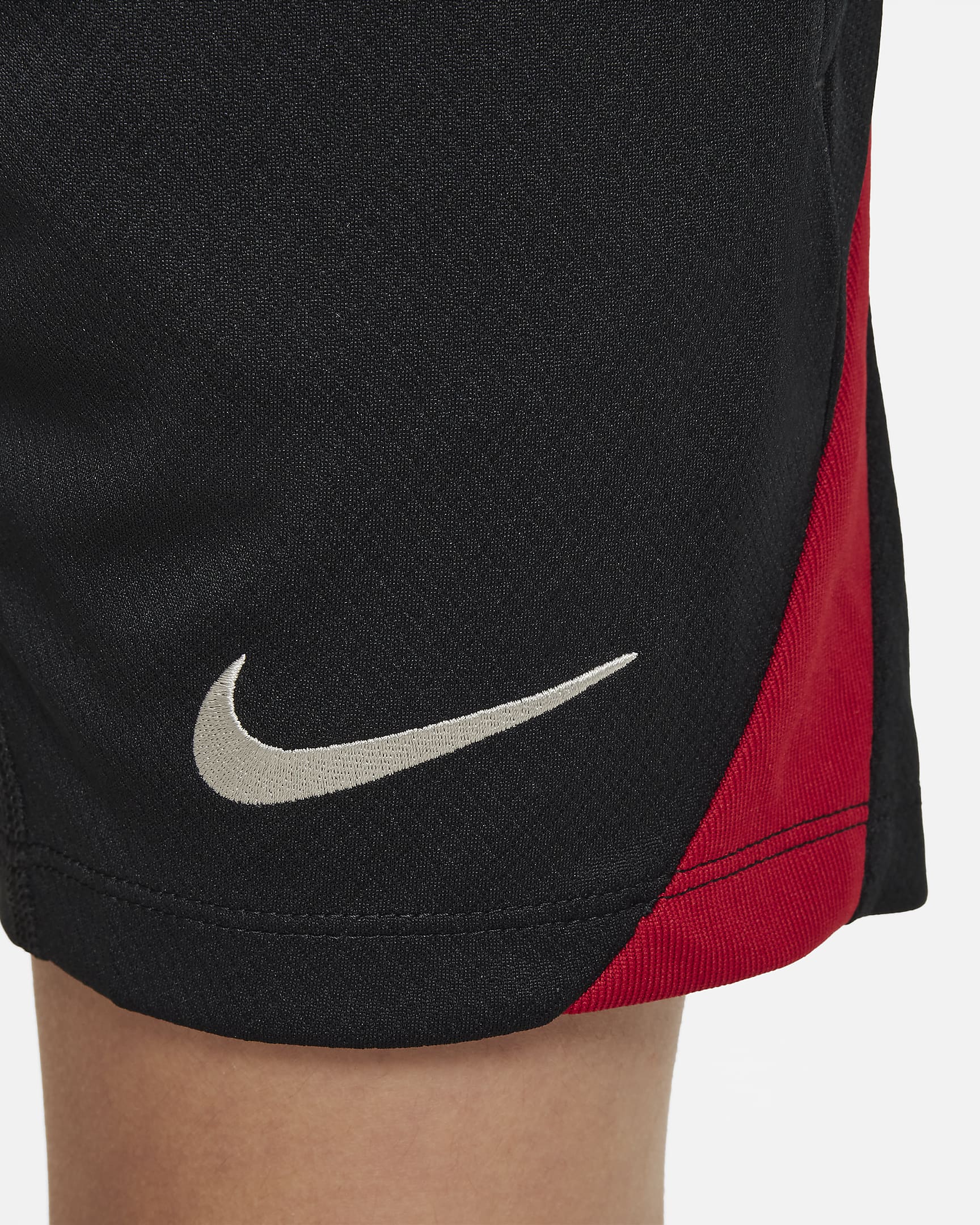 Liverpool F.C. Strike Older Kids' Nike Dri-FIT Football Knit Shorts - Black/Gym Red/Light Orewood Brown