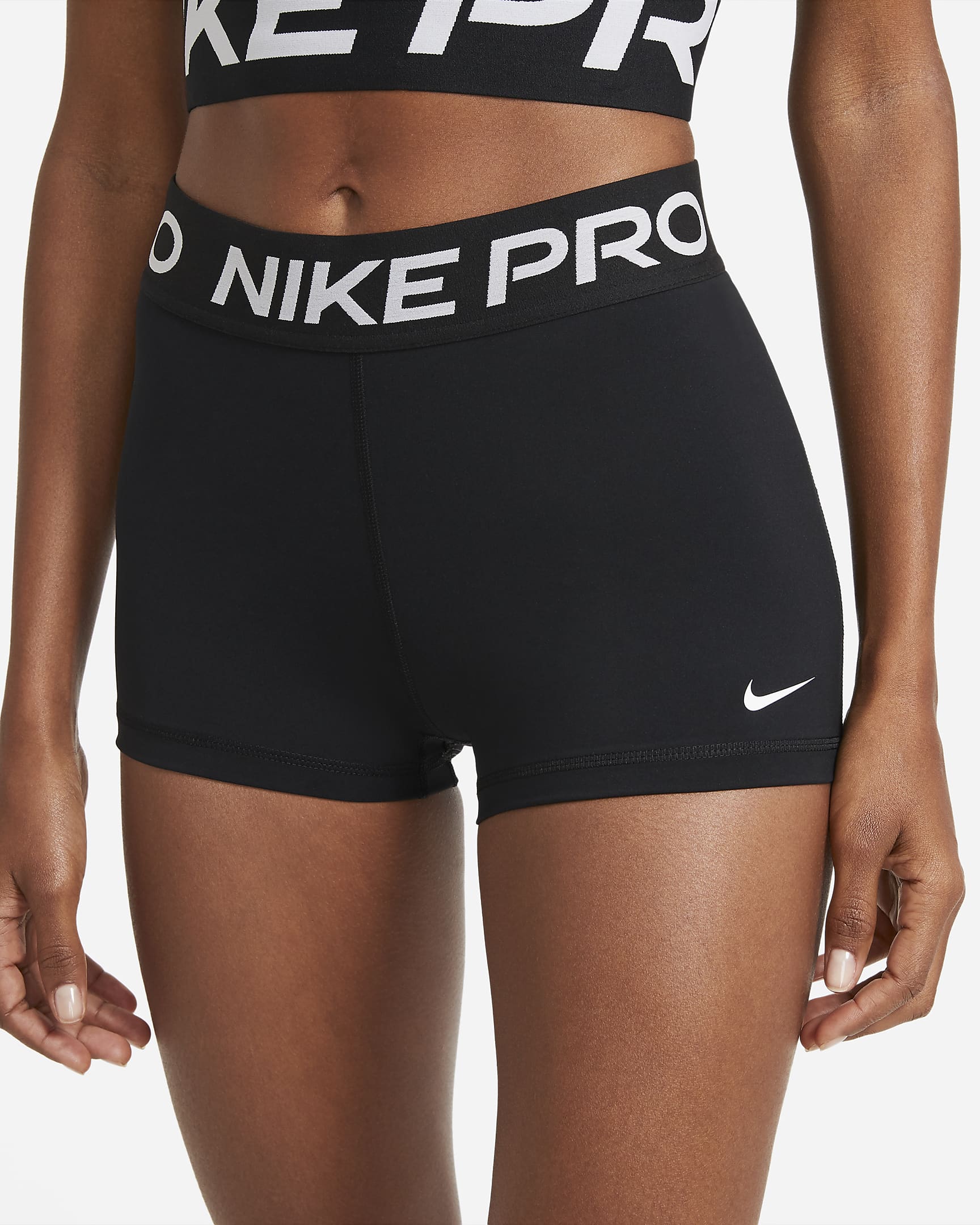 Γυναικείο σορτς Nike Pro 7,5 cm - Μαύρο/Λευκό