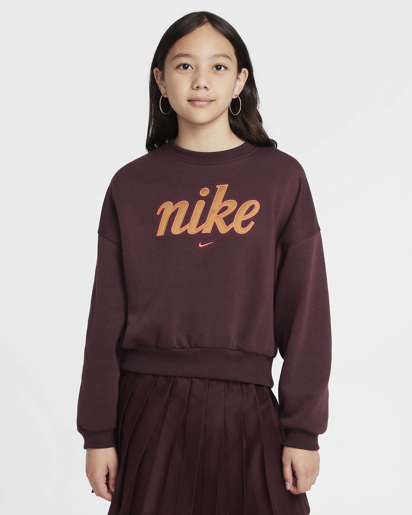 Nike Sportswear Club Fleece-Sweatshirt mit Rundhalsausschnitt für Mädchen mit kastiger Passform - Burgundy Crush/Hot Punch