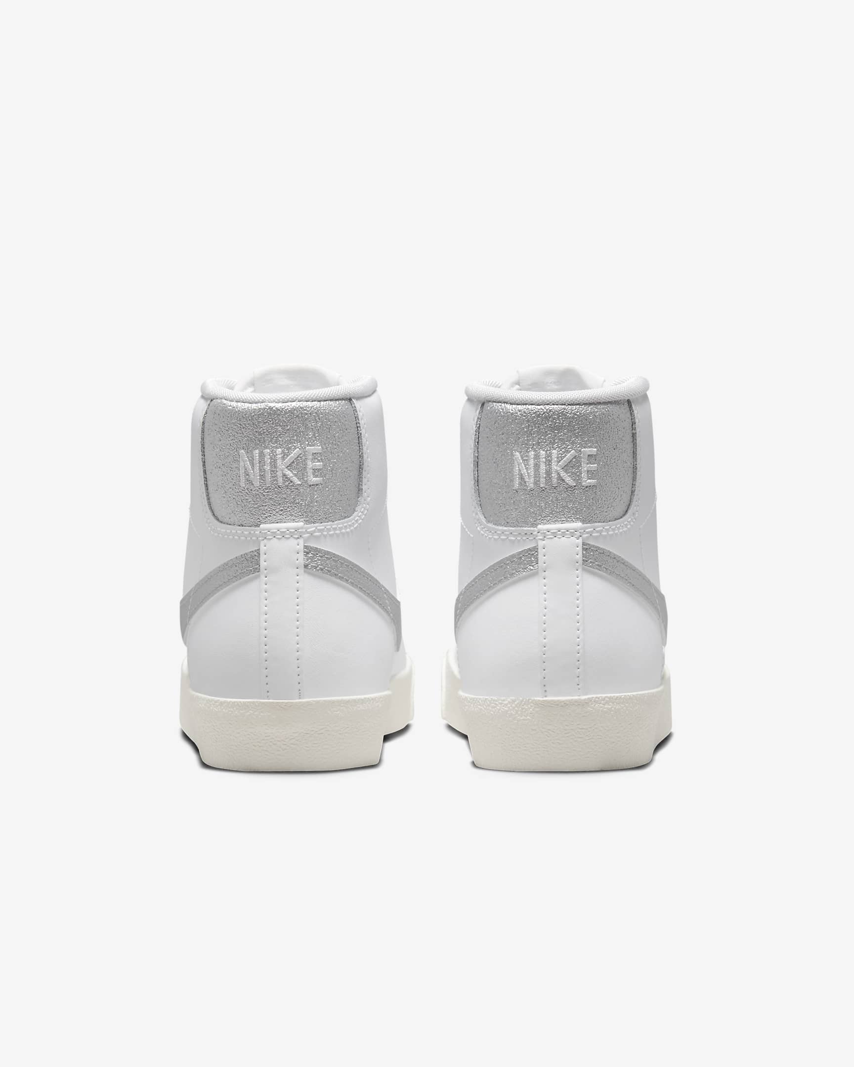 Nike Blazer Mid '77 ESS Sabatilles - Dona. Nike ES