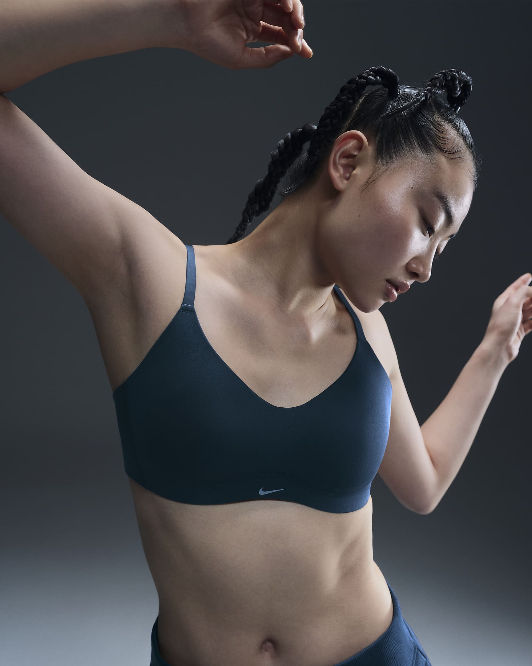 Bra deportivo convertible y acolchado de baja sujeción para mujer Nike Alate Minimalist - Azul marino militar/Blanco