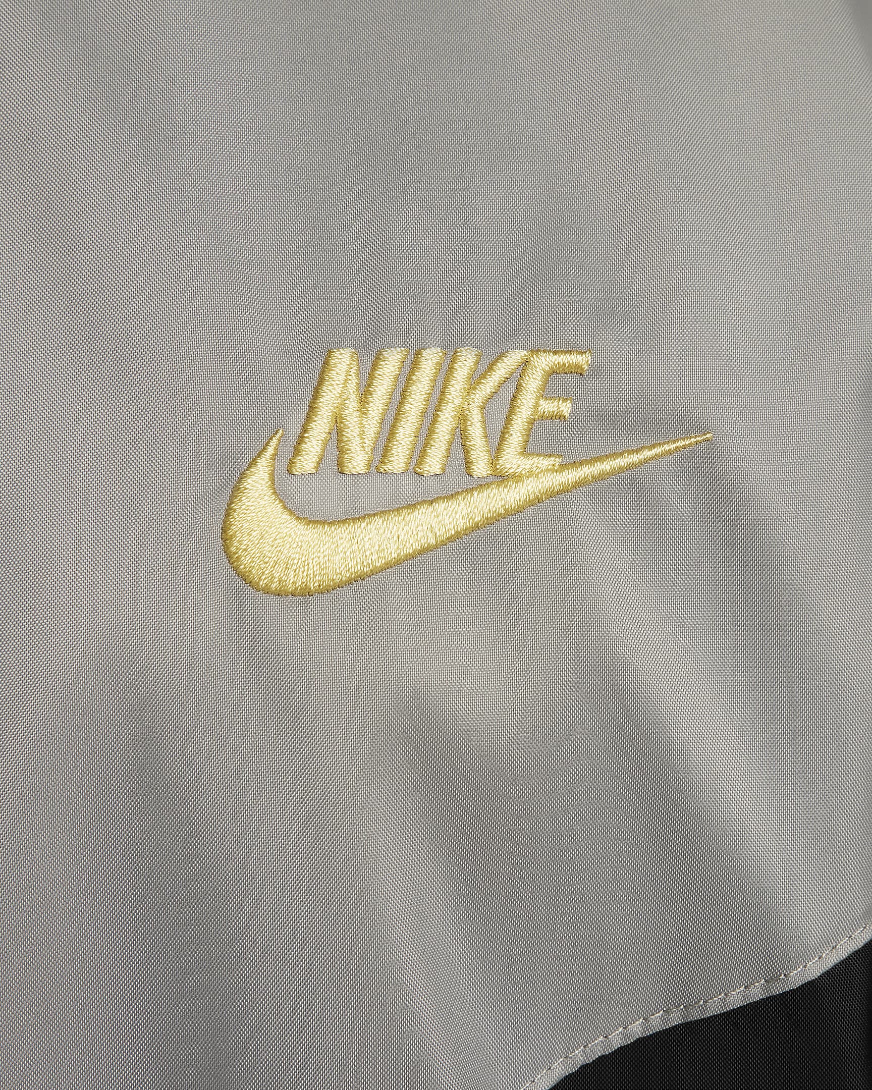 Huvjacka Nike Sportswear Windrunner för män - Svart/Dark Stucco/Saturn Gold