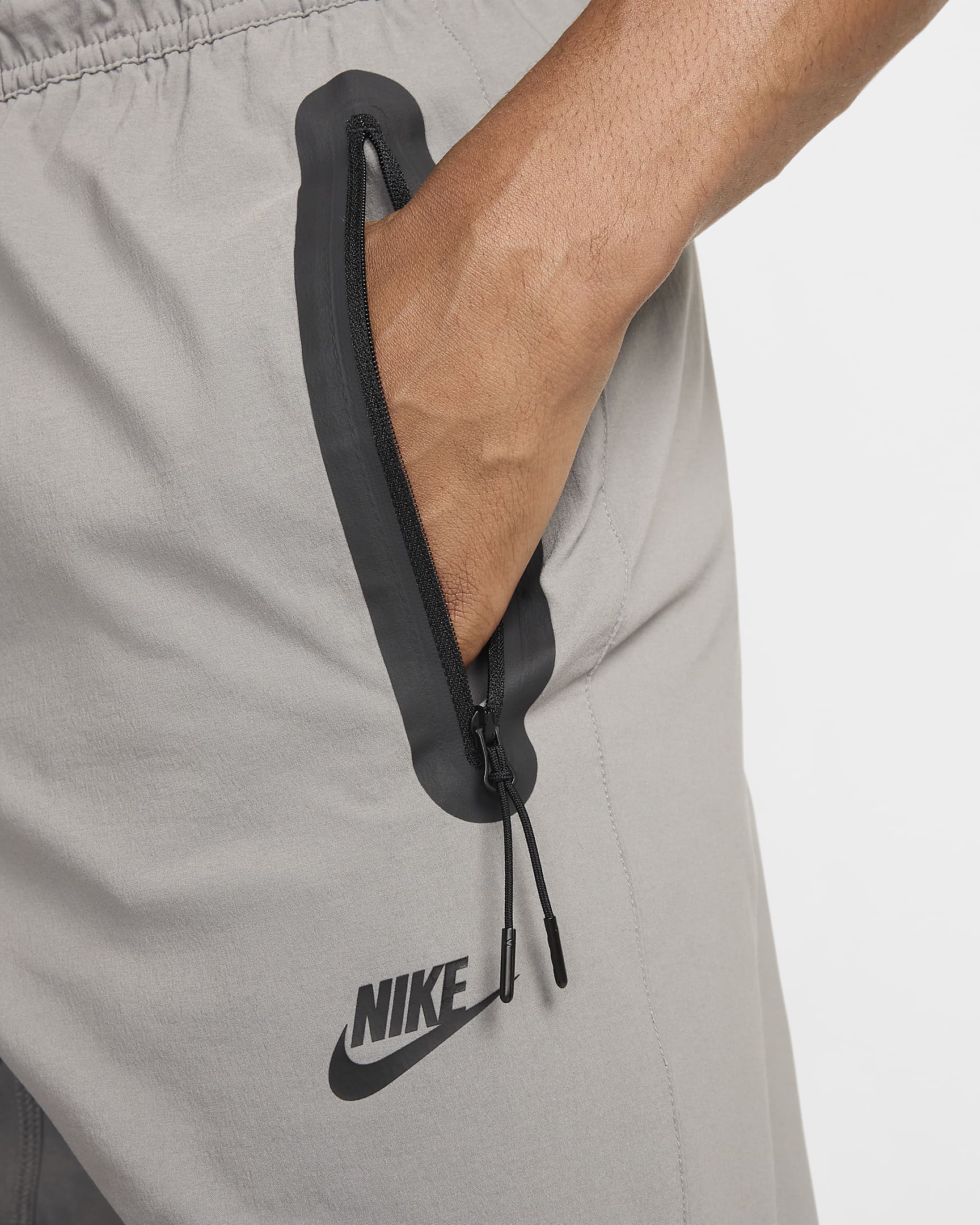 Pantaloni in tessuto Nike Tech – Uomo - Flat Pewter/Nero