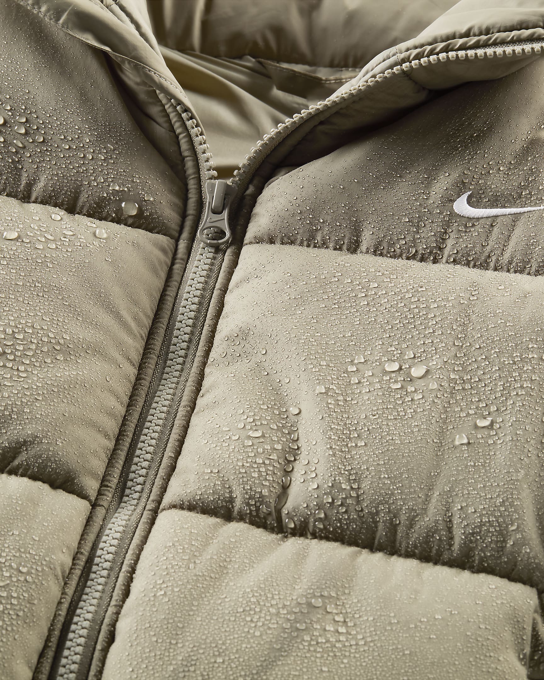 Damski bezrękawnik o luźnym kroju Therma-FIT Nike Sportswear Classic Puffer - Light Army/Biel