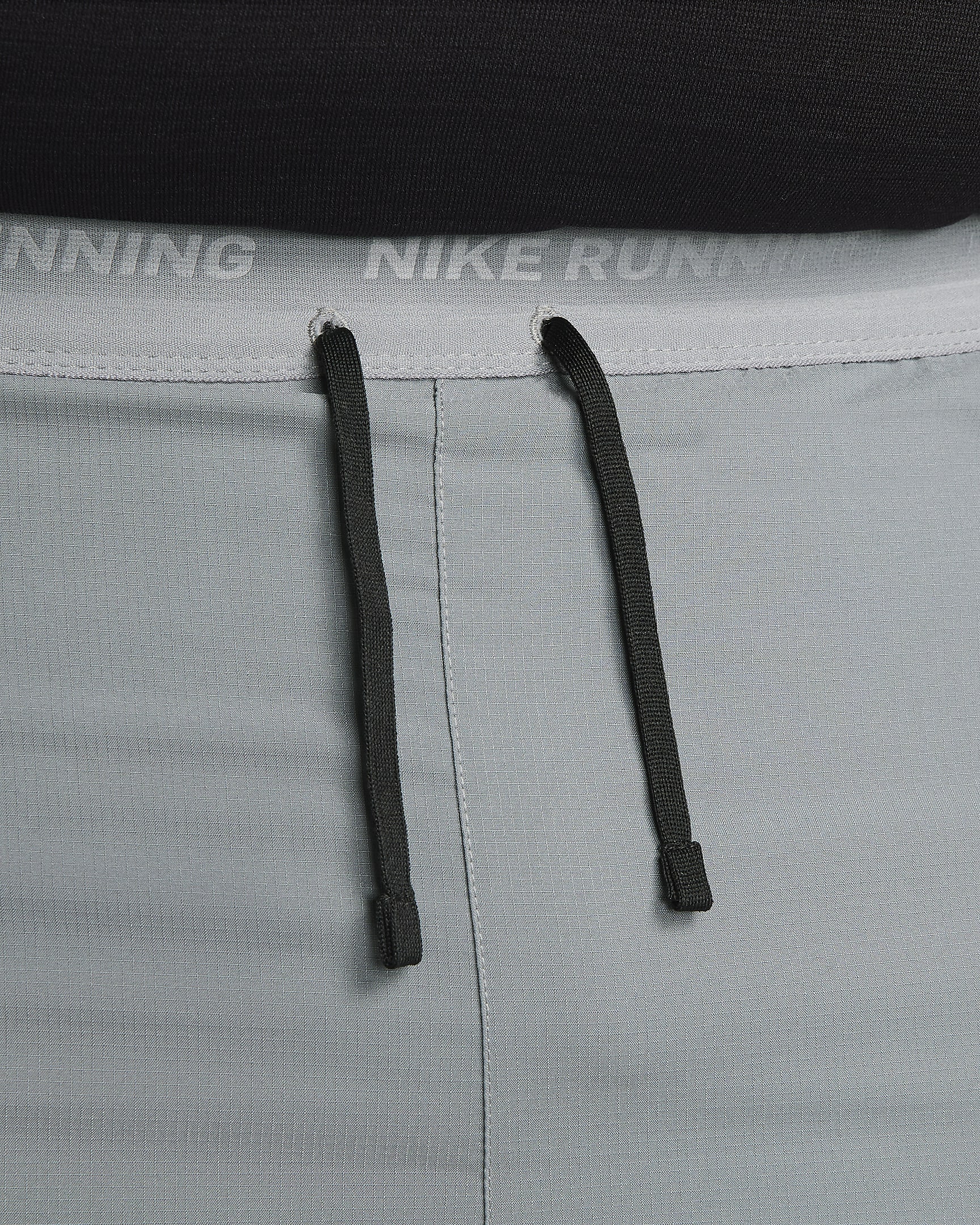 Shorts de running híbridos Dri-FIT de 12.5 cm para hombre Nike Stride - Gris humo/Gris humo oscuro/Negro